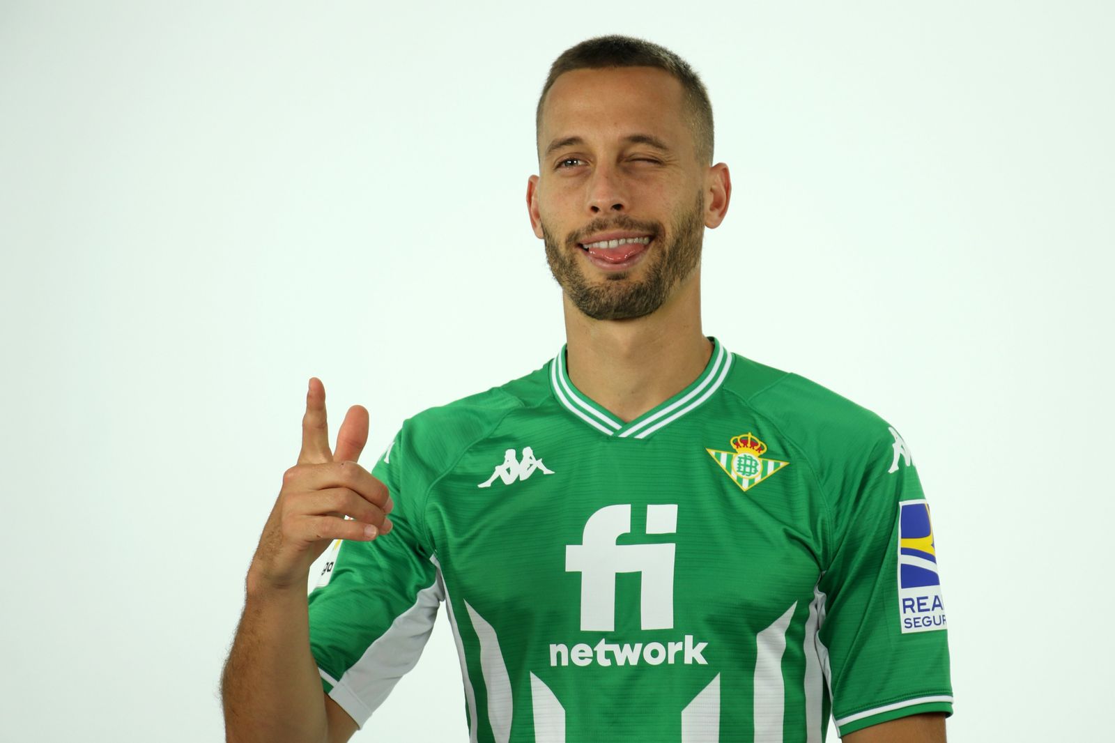 Canales hace un gesto en una foto publicada por el Betis en sus redes sociales.