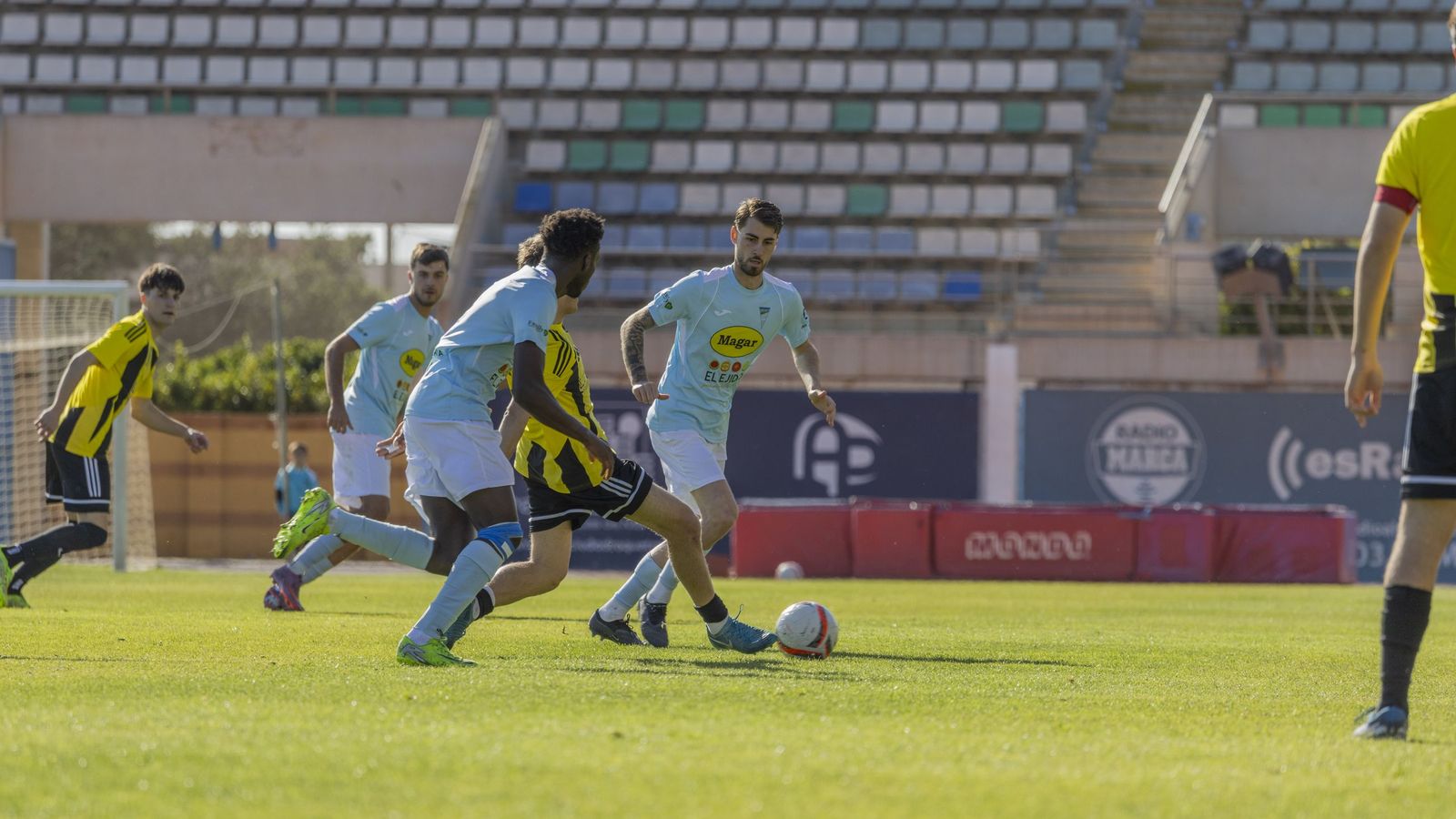 Una disputa por el balón durante una acción del encuentro entre el Poli Ejido y el Viator disputado en Santo Domingo.