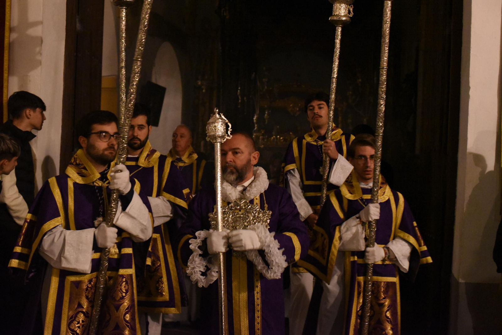 El vía crucis del Señor de Pasión por las calles de San Basilio, en imágenes