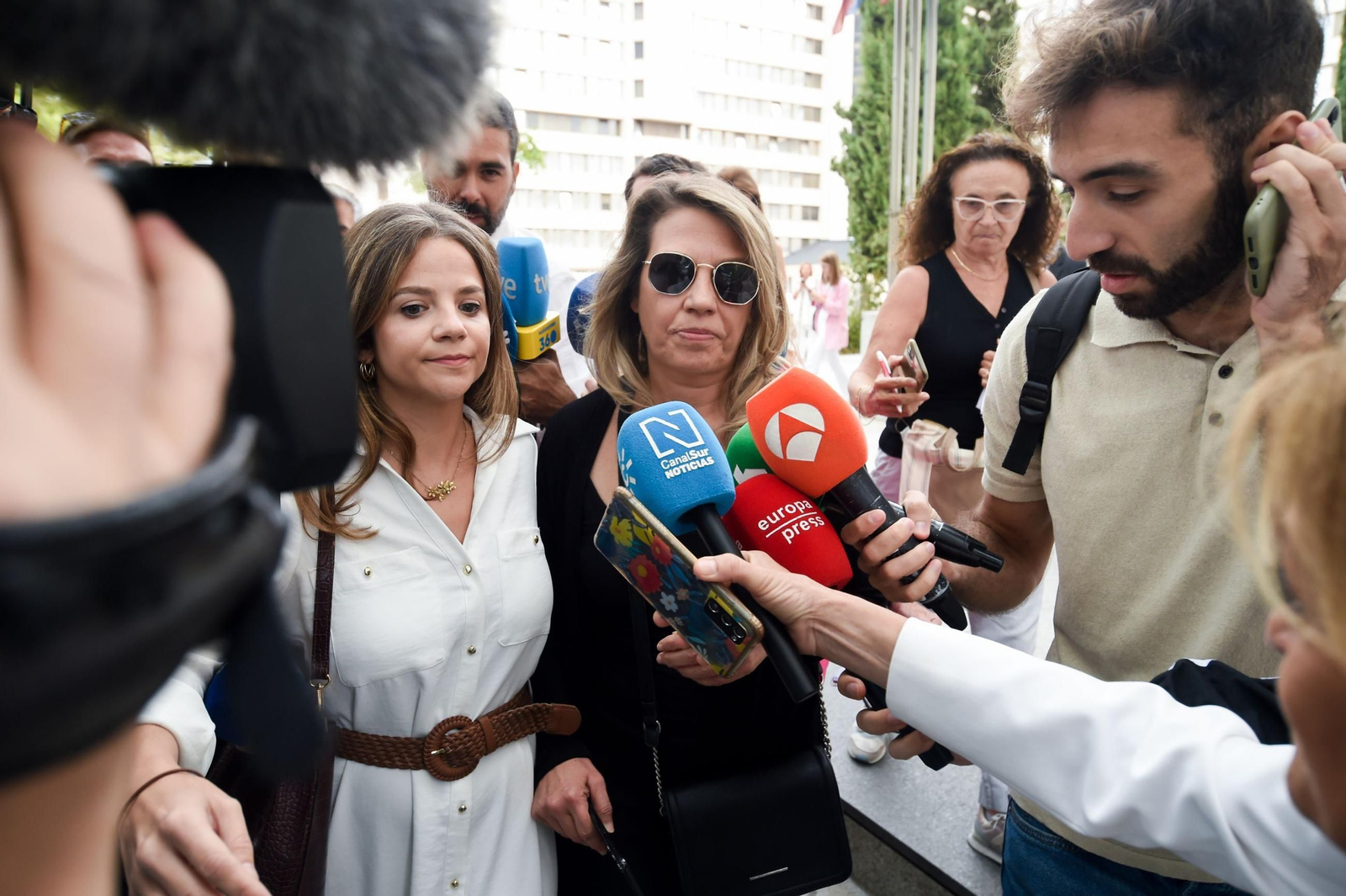 Cristina Álvarez (centro de la imagen), asesora de Begoña Gómez, a su salida del tribunal.