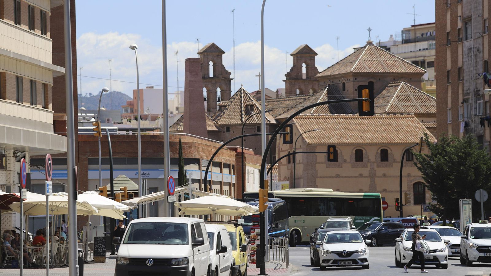 Explanada de la estación, junto a Vialia, con la iglesia del Carmen al fondo.