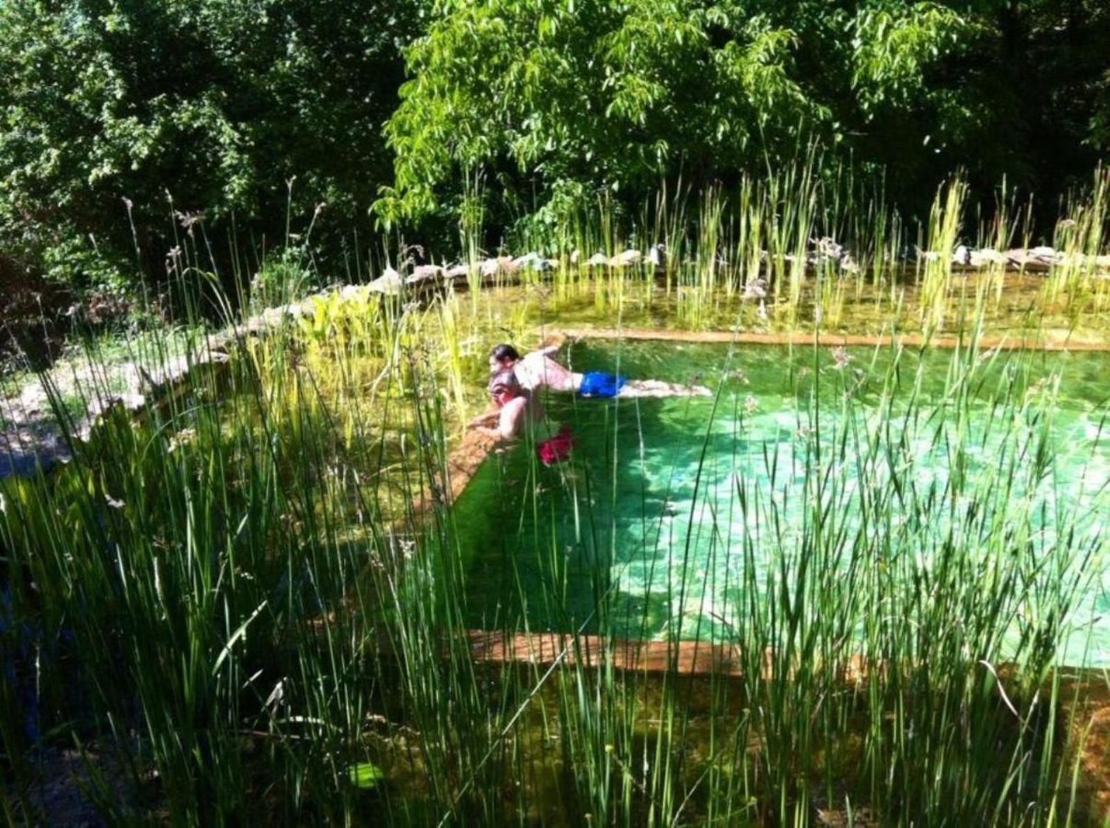 Piscina natural y desconexión: Refréscate en el pueblo del agua en Huelva