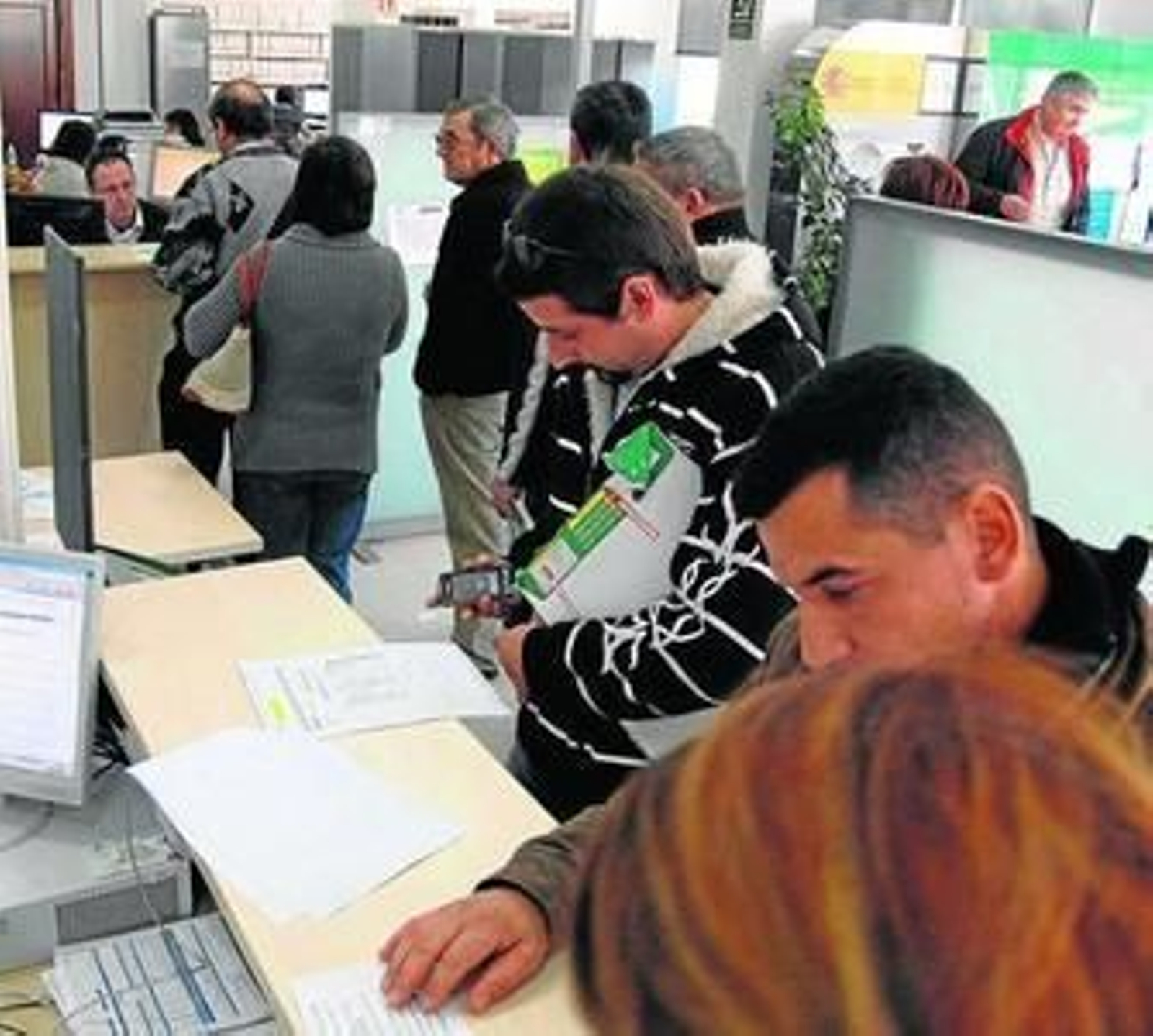 Día a día, las colas en el INEM son más largas.