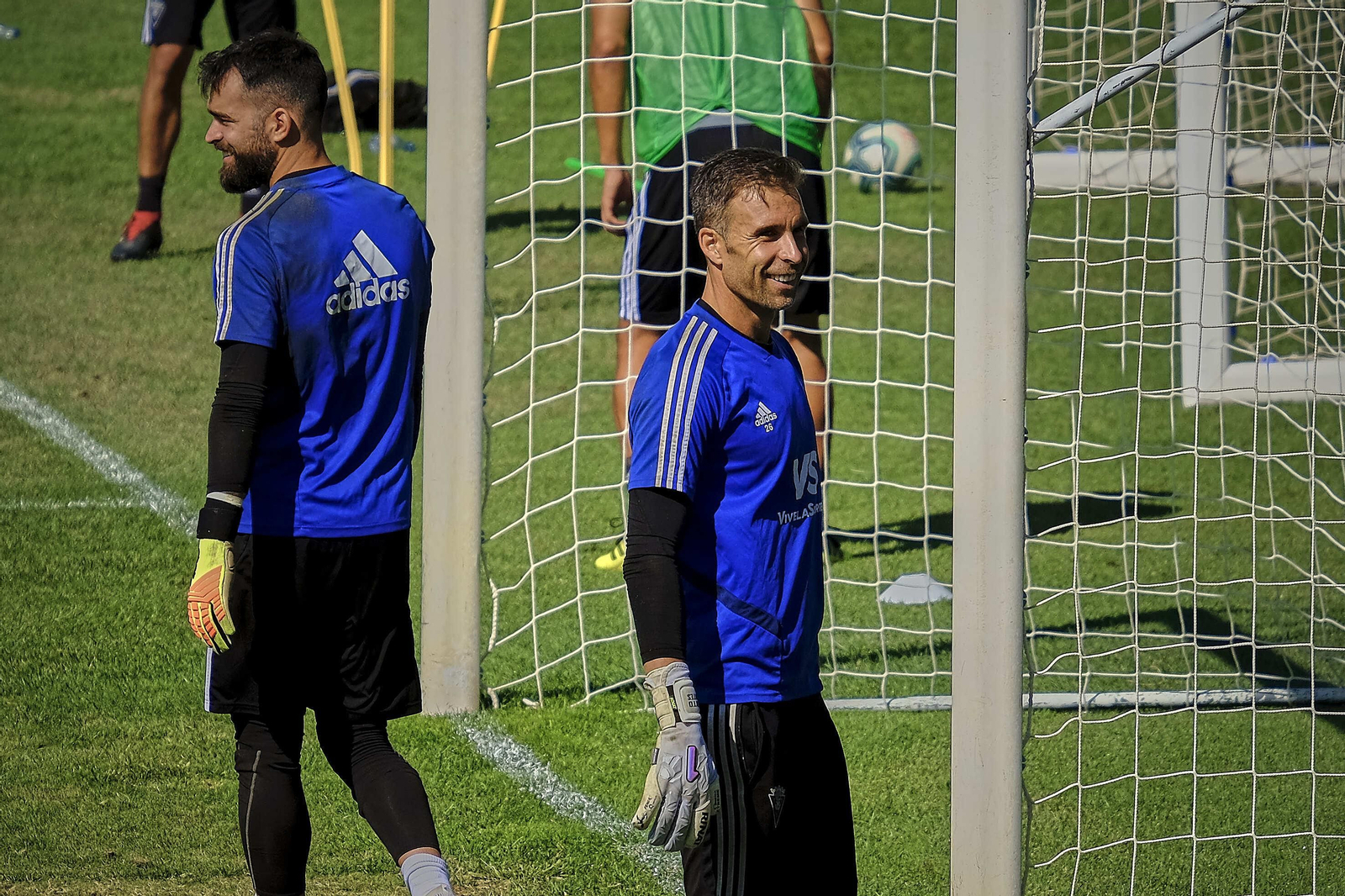 David Gil (i) y Alberto Cifuentes, ante una portería en una sesión preparatoria.