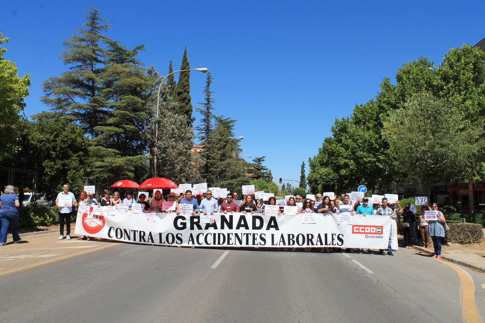 Imagen de la concentración celebrada en repulsa por los fallecimientos de dos trabajadores en Granada