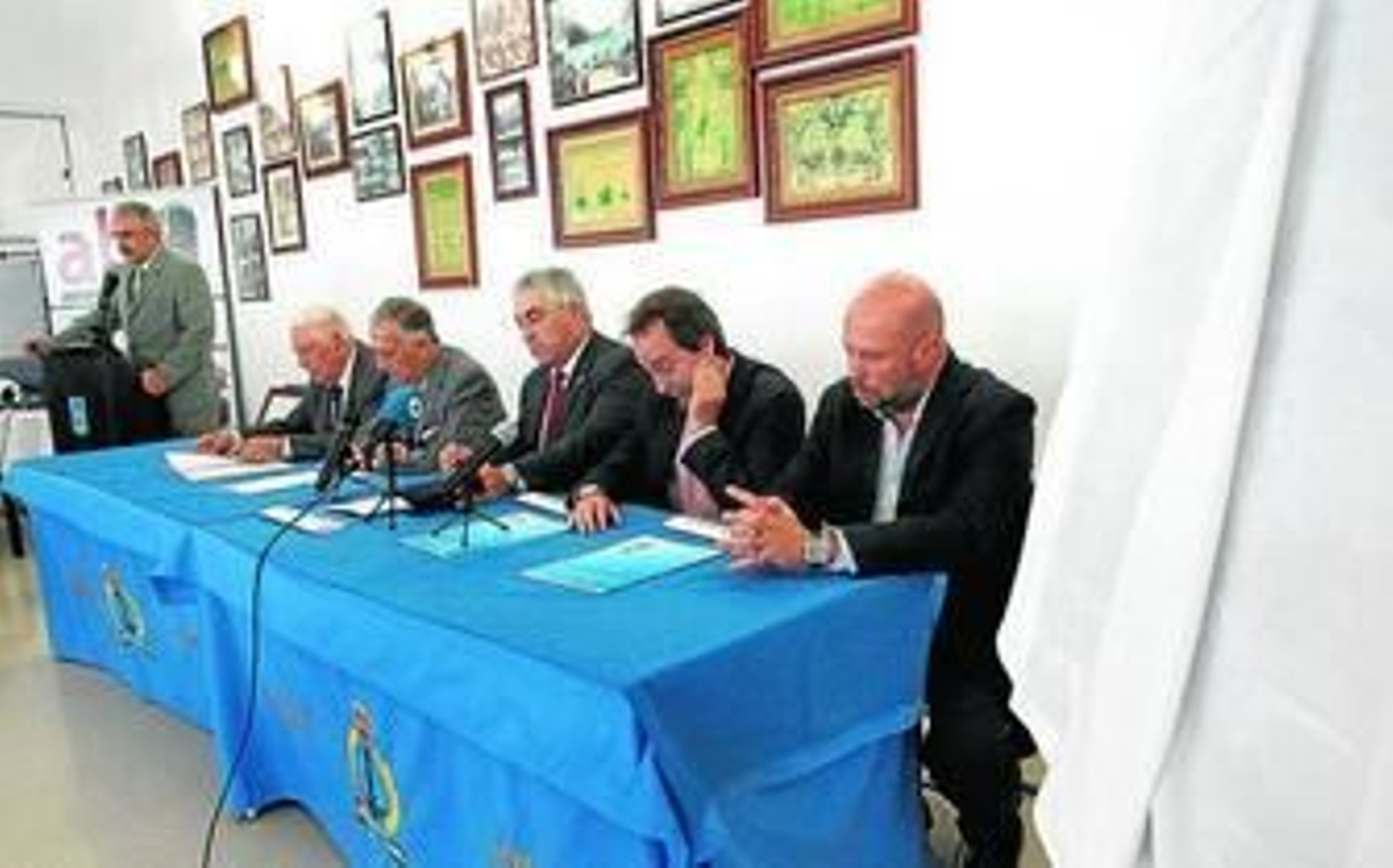 Un momento de la presentación de ayer del cartel de la Semana Náutica Internacional Colombina de este año. Un momento de la presentación de ayer del cartel de la Semana Náutica Internacional Colombina de este año.