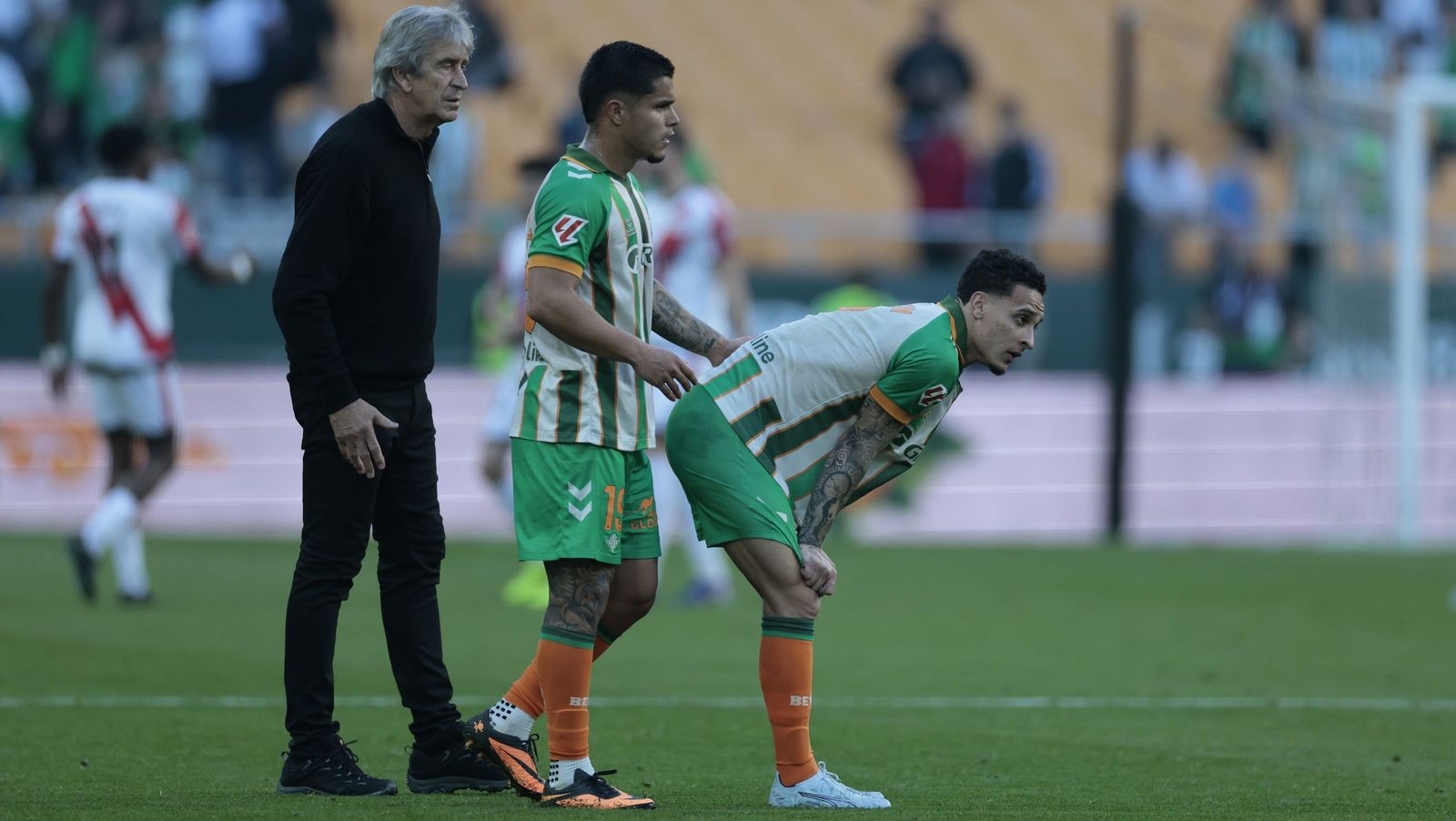 Antony sigue con la mirada perdida tras el final del partido cuando Pellegrini y el Cucho acuden a consolarlo.