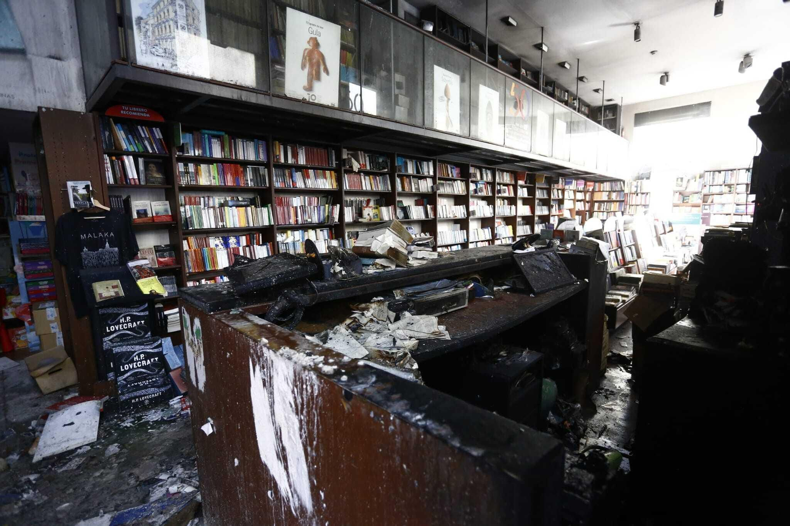 Las fotos de la librería Proteo de Málaga tras el incendio