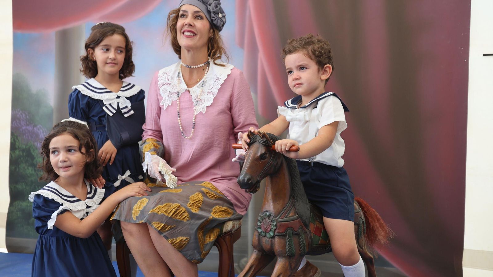 Una familia posa vestidos de los años 20 en la Feria del Legado Británico.