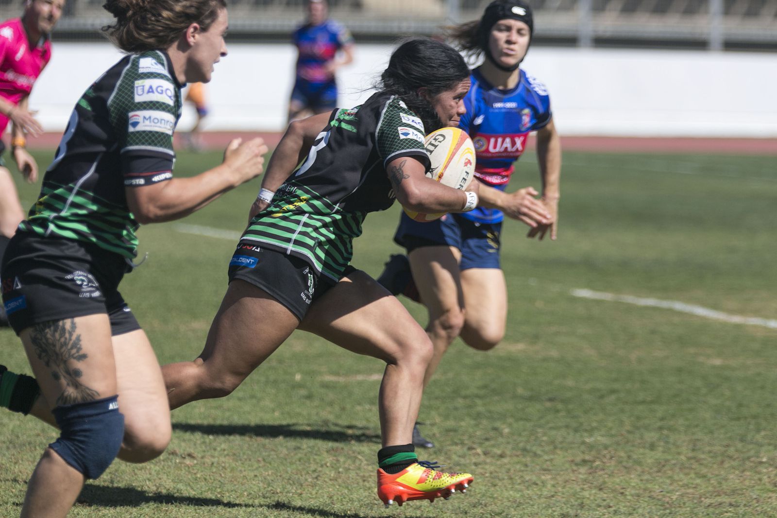 Merania Paraone avanza con fuerza con el balón.
