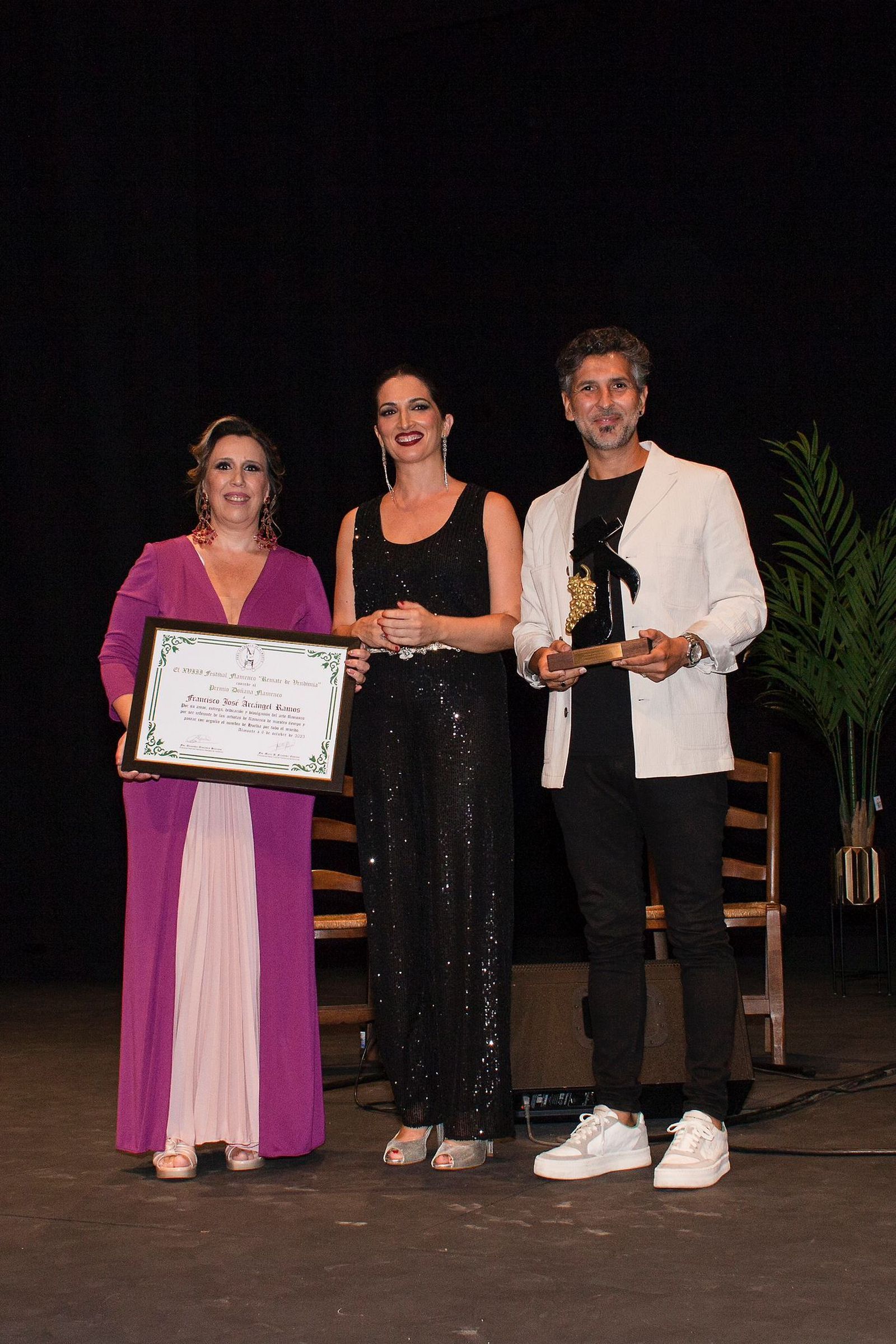 Arcángel recoge el premio en el Festival Flamenco Remate de Vendimia
