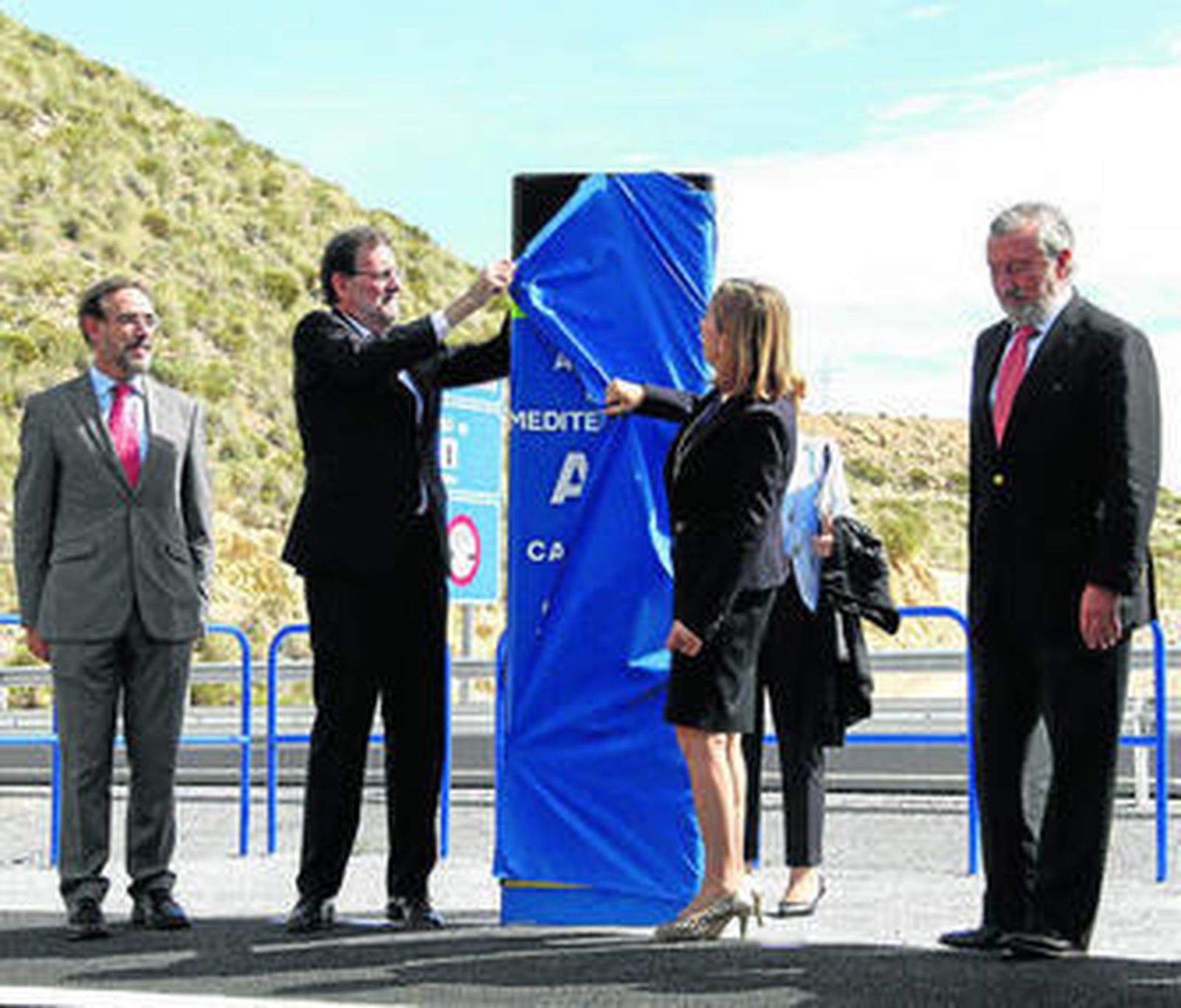 El presidente del Gobierno y la ministra de Fomento destapan el hito con el que se pone en servicio el tramo de la A-7.