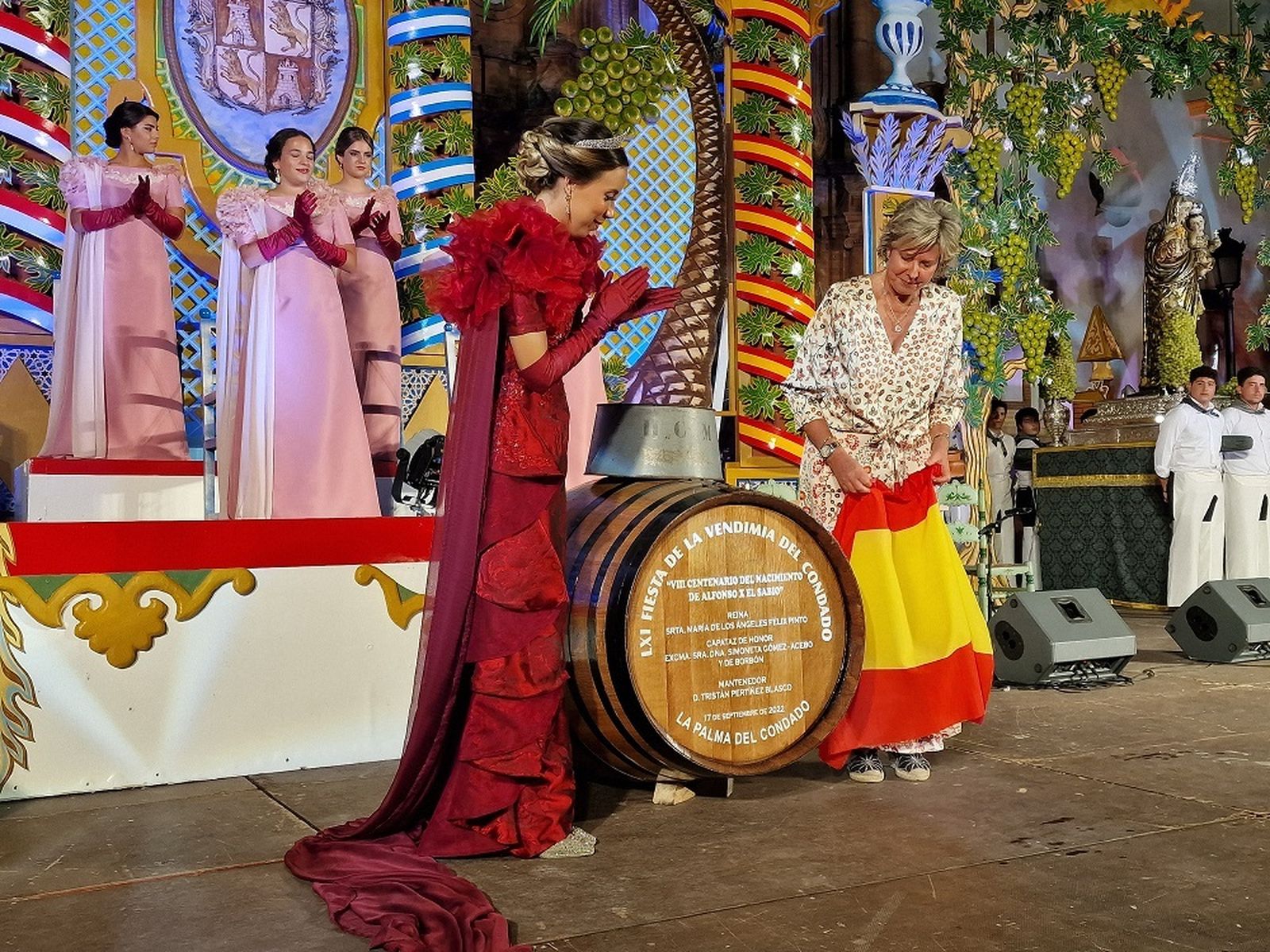 Simoneta Gómez-Acebo junto a la reina de la Fiesta de la Vendimia, María de los Ángeles Félix Pinto.