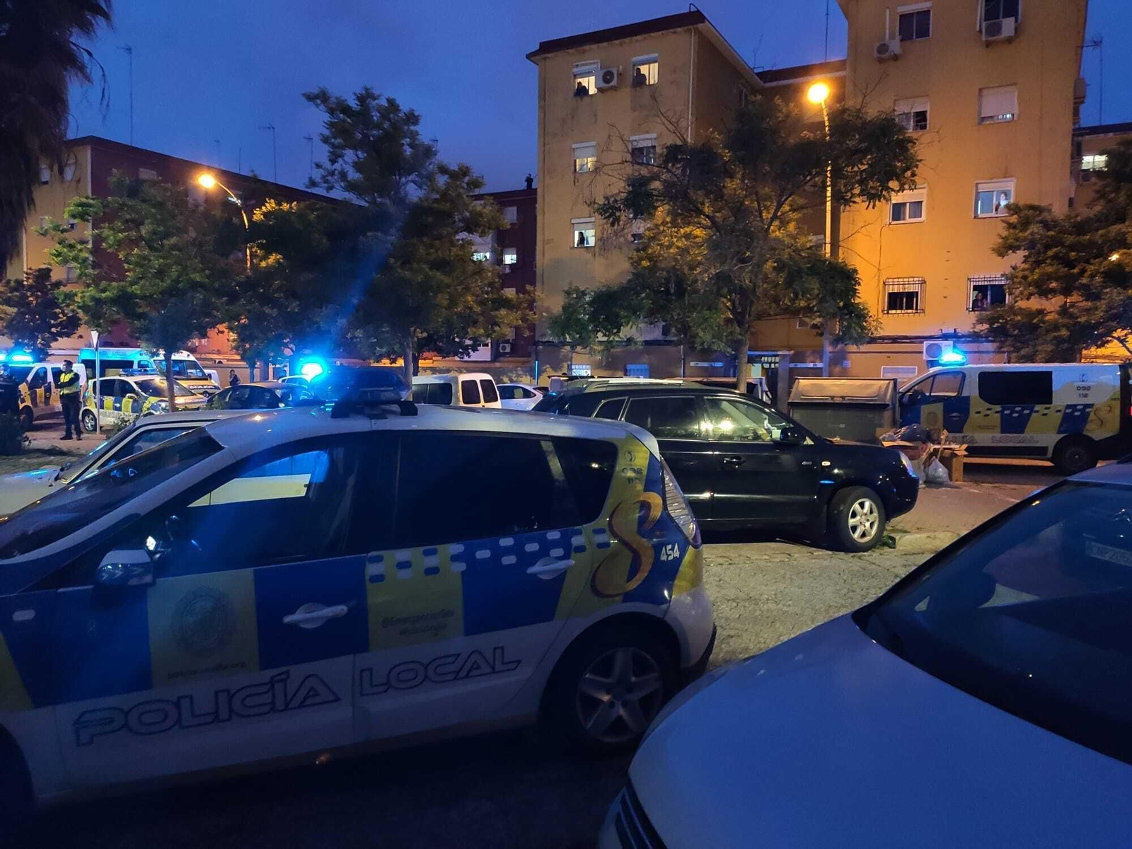 Varias patrullas de la Policía Local en el lugar de los hechos.