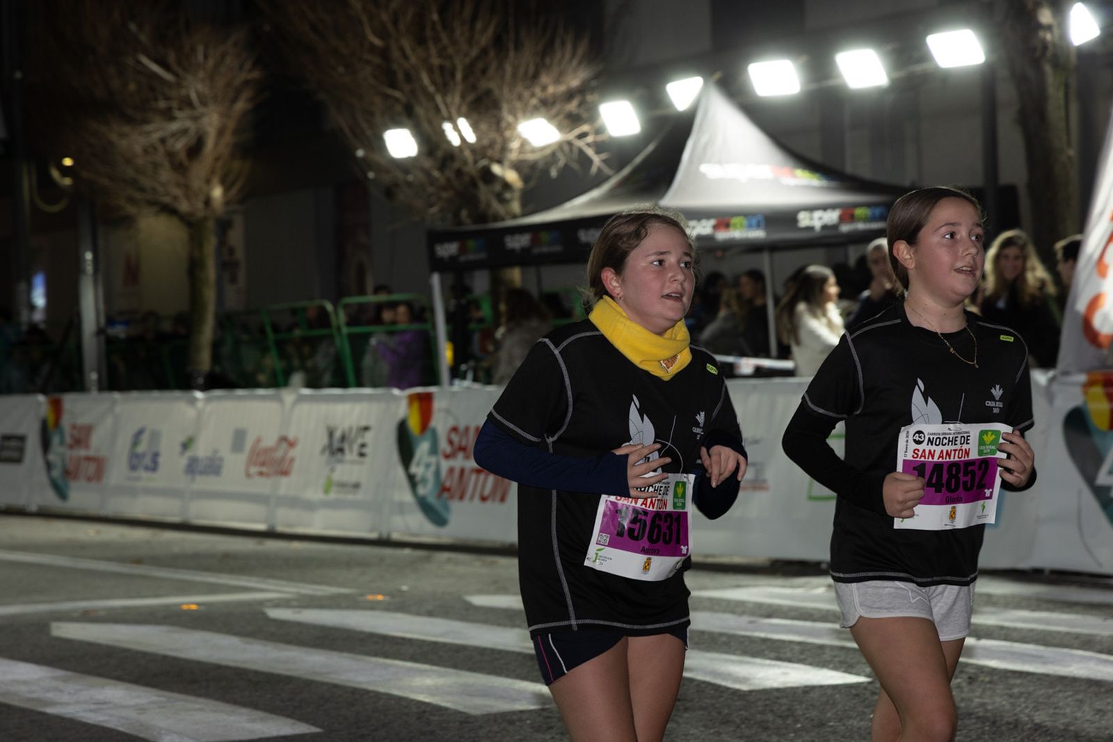 En imágenes: 2.000 atletas brillan con luz propia en la infantil de la Carrera de San Antón 2026