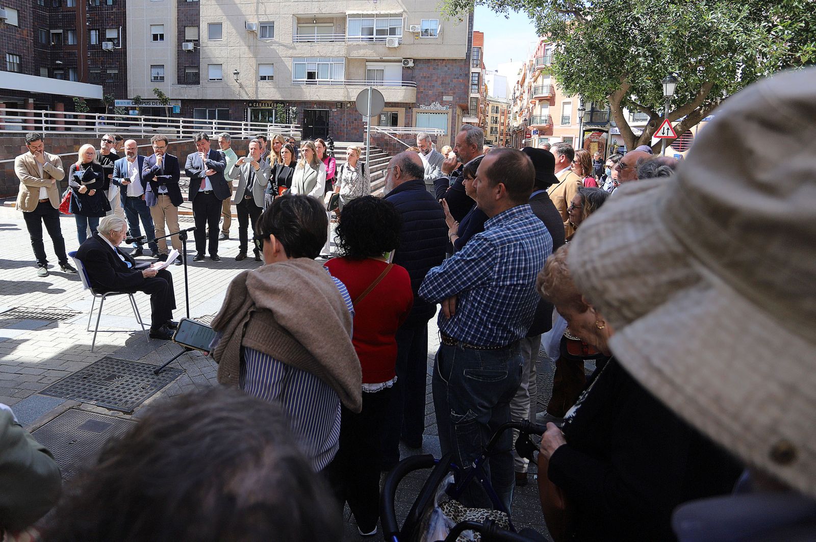 Imágenes del descubrimiento del relieve homenaje al poeta José Manuel de Lara