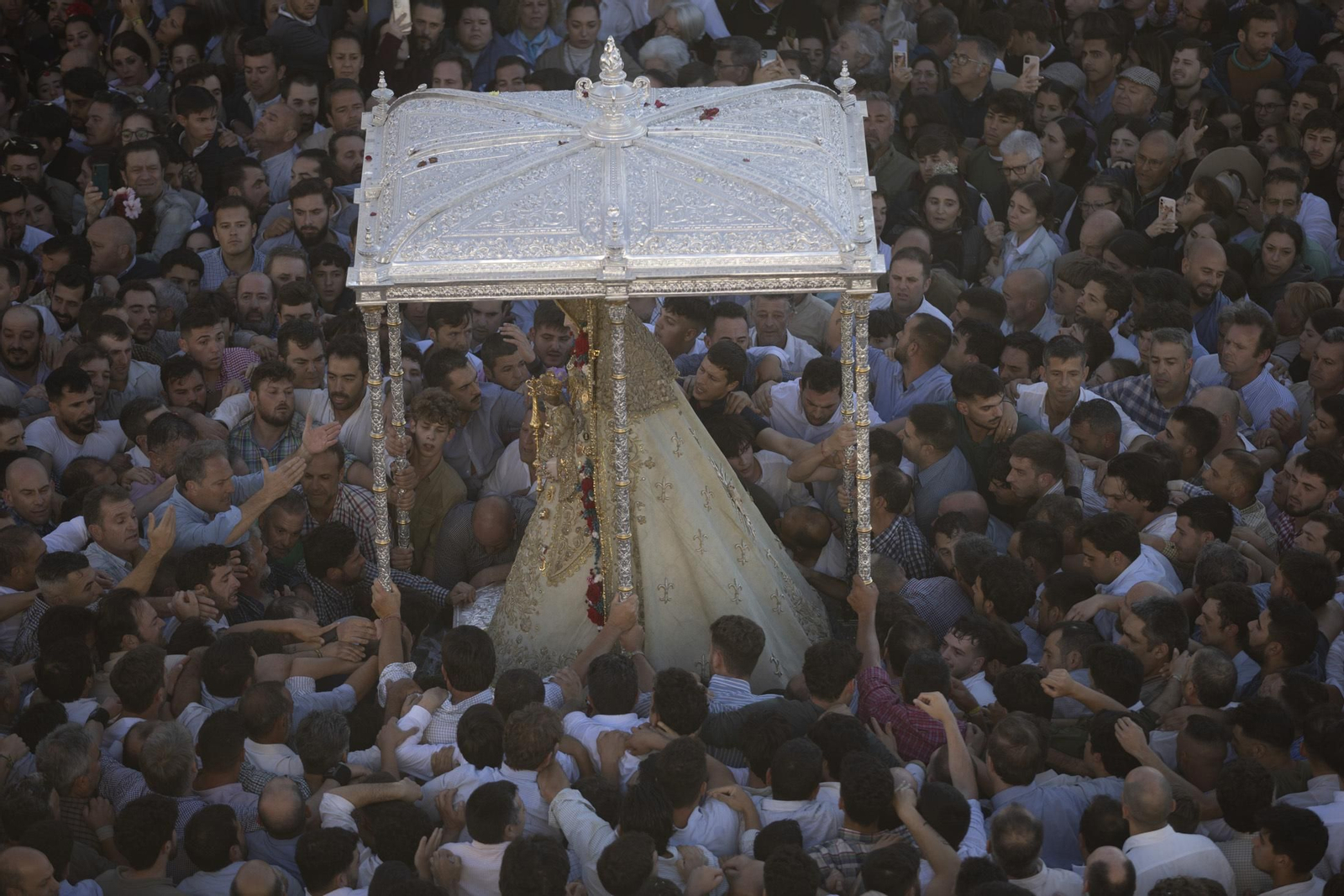 Las mejores imágenes de la procesión de la Virgen del Rocío en la aldea