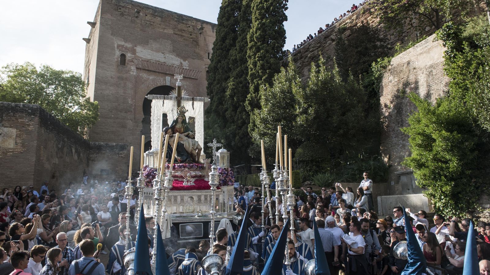 Santa María de la Alhambra tras pasar la Puerta de la Justicia