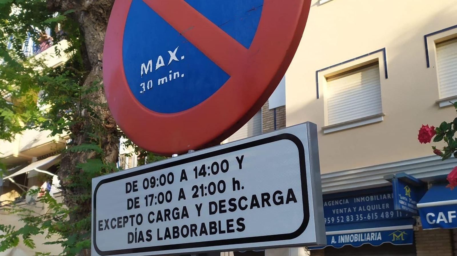 Señalización de seguridad vial en Punta Umbría.