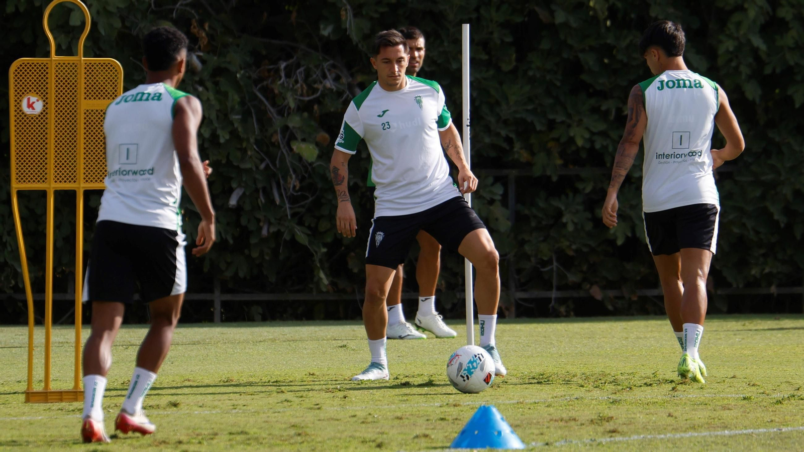 Carracedo controla el balón en un entrenamiento del Córdoba CF.
