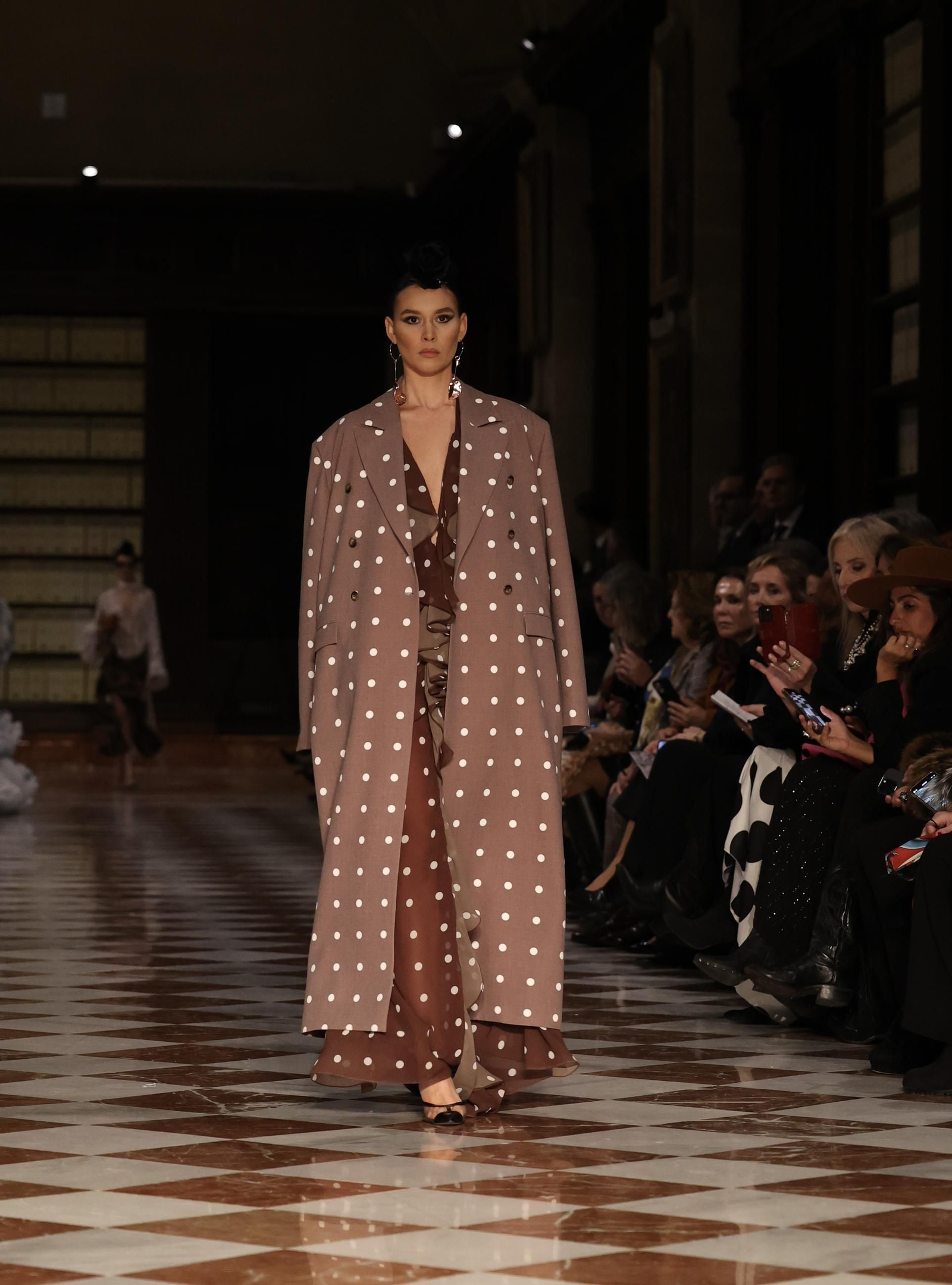 Desfile de Juana Martín en el Archivo de Indias de Sevilla