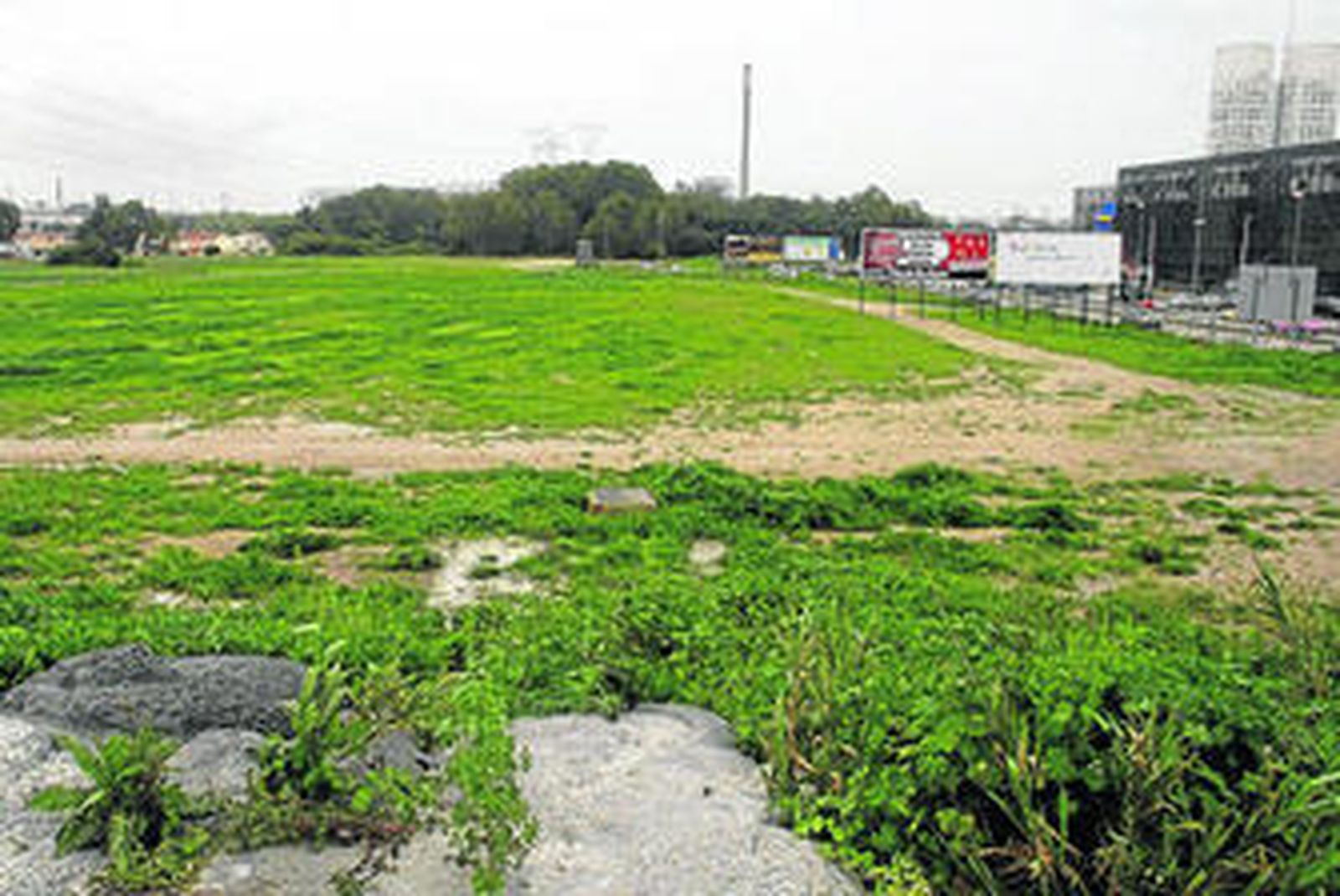 Vista general de la parcela ZO9 situada entre el parque comercial y la urbanización Guadacorte, en foto de archivo.