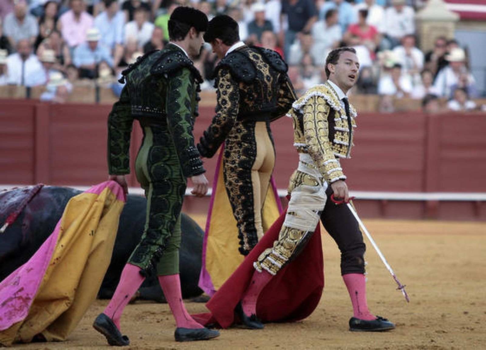Rafaelillo trata de lidiar al quinto toro, del que sufrió también una cogida., 

Foto: Juan Carlos Muñoz