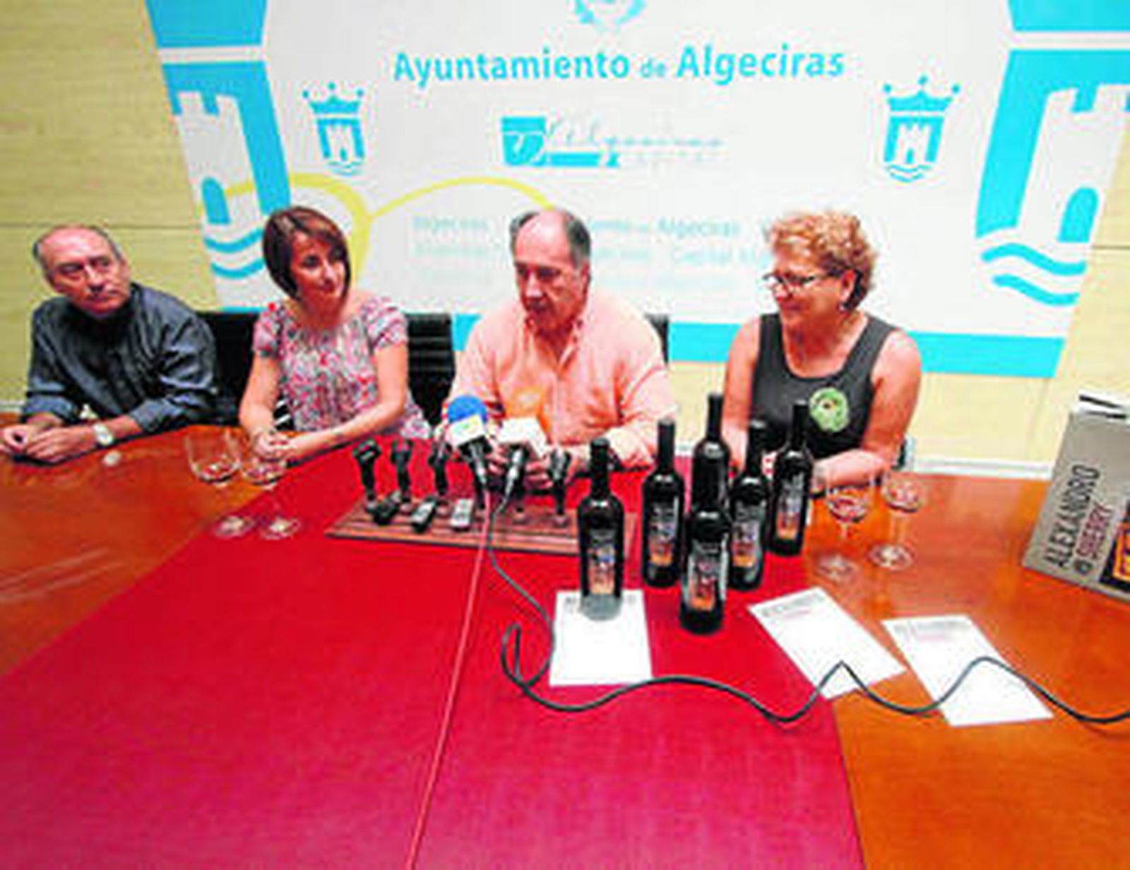 El alcalde de Algeciras y la edil de Cultura, entre Carmen Sánchez y Manuel Tapia, ayer.