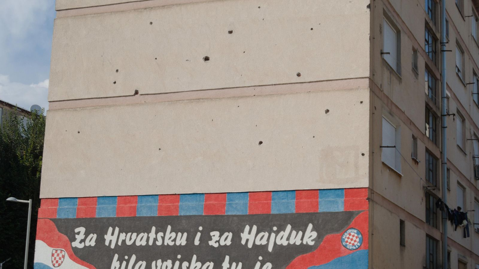 Pintada a favor del Split croata en Capljina, Bosnia, sobre los disparos de la guerra. Pintada a favor del Split croata en Capljina, Bosnia, sobre los disparos de la guerra.