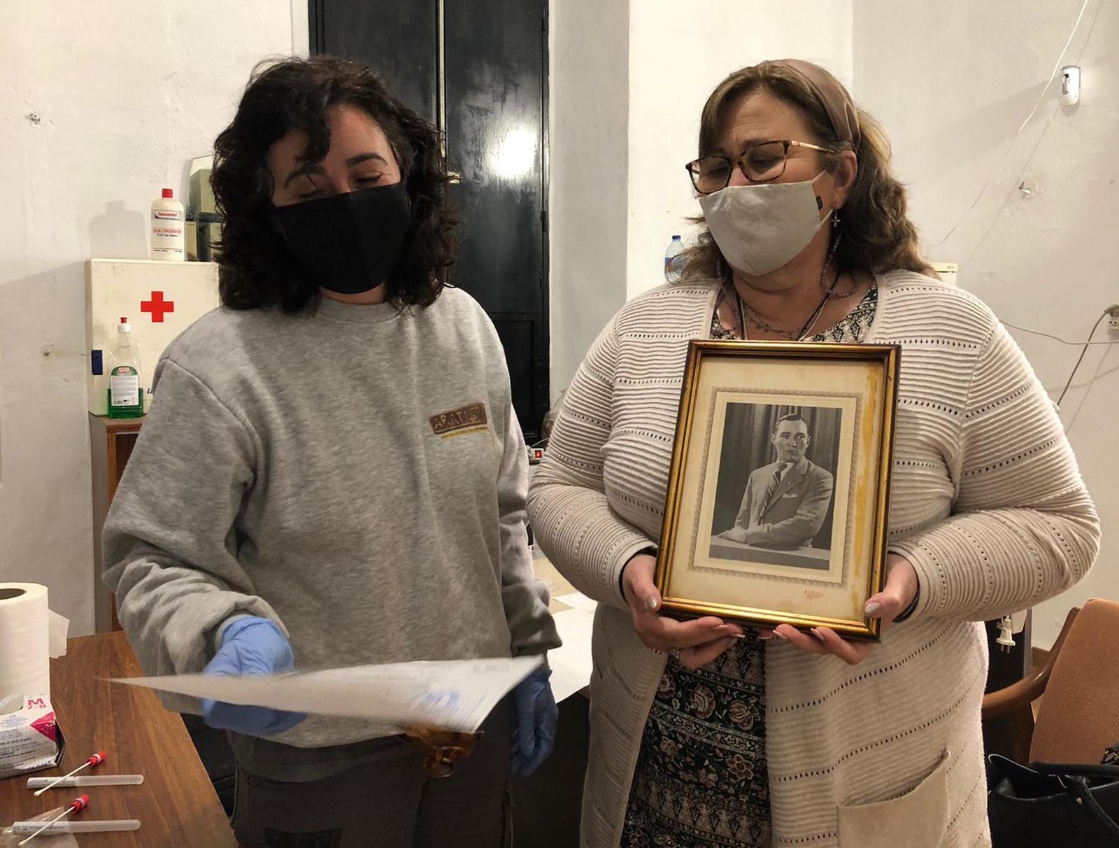 Aurora es una de las vecinas que se acercó a dar sus restos con el retrato de su tío.