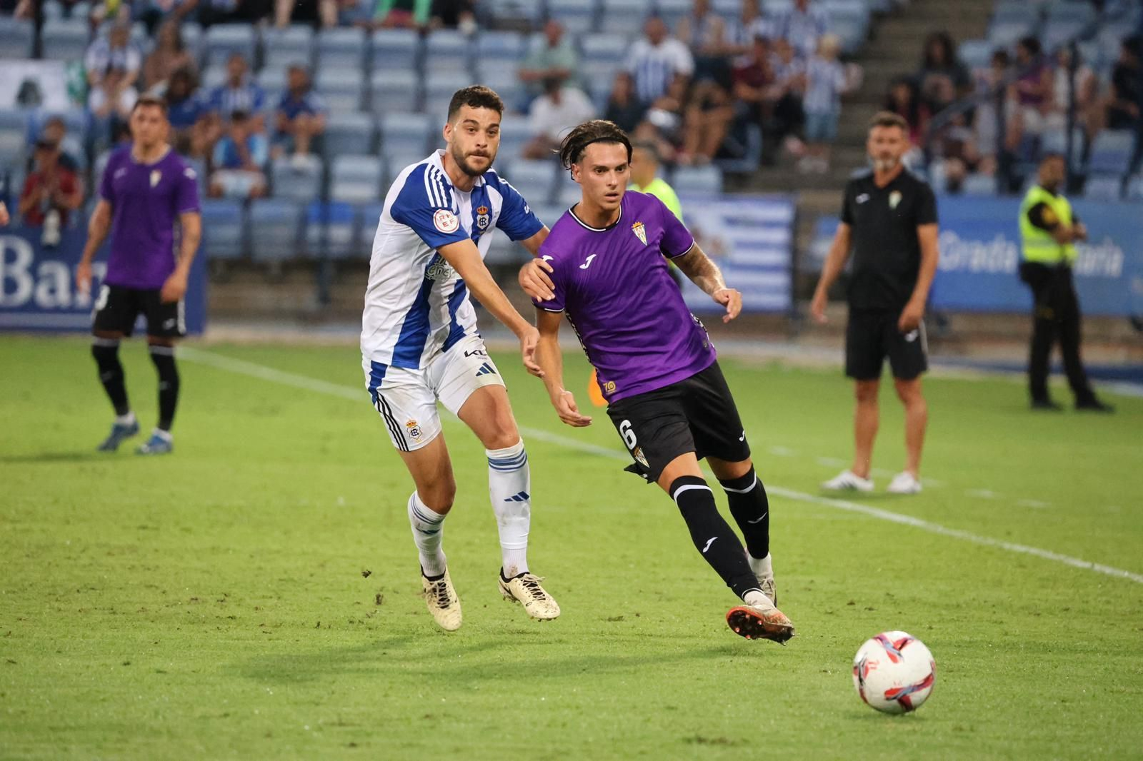Luis Alcalde presiona a Alex Sala que conduce el balón por la banda.