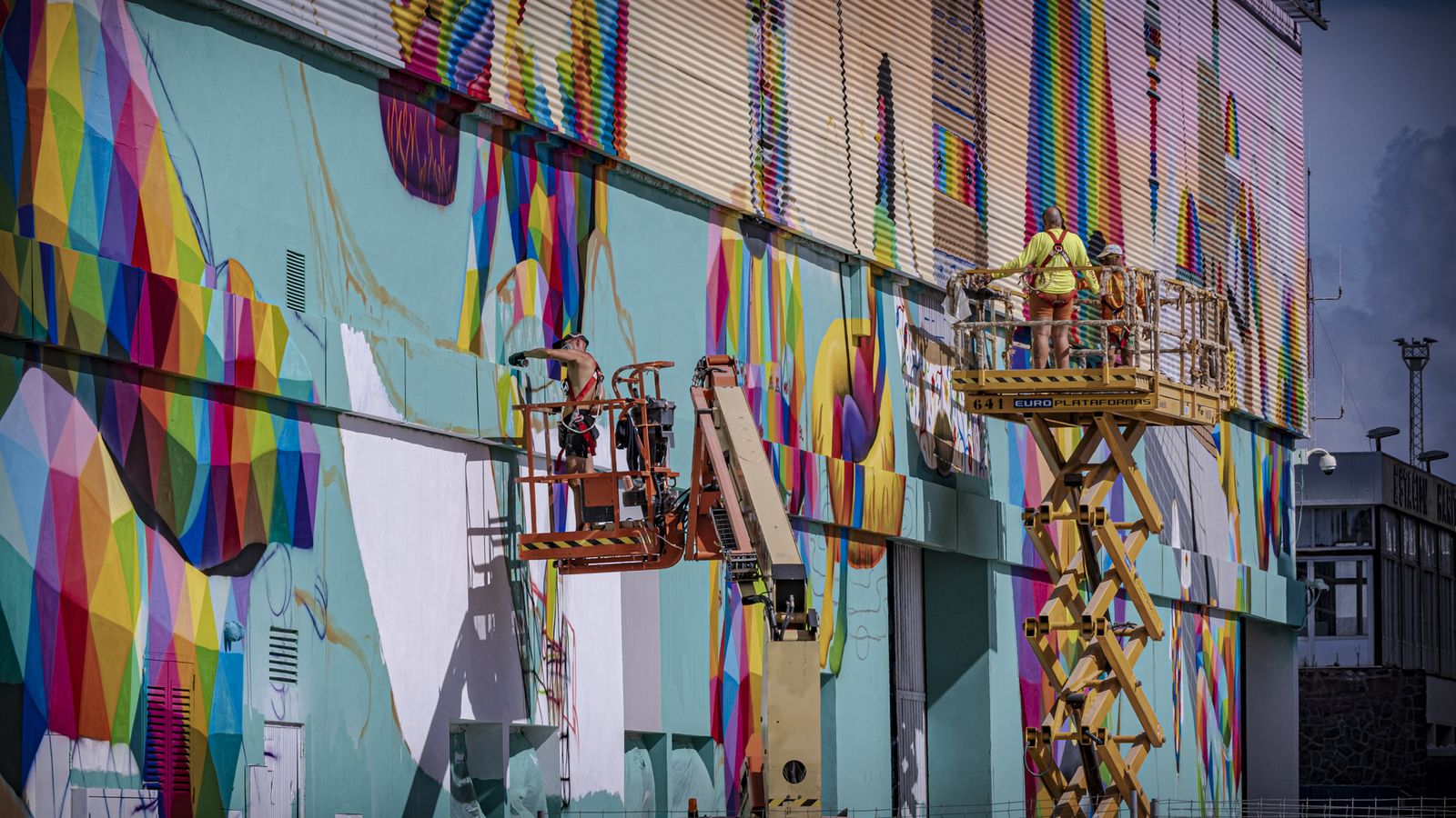 Las imágenes de cómo está quedando el mural de Okuda San Miguel en el Muelle de Cádiz