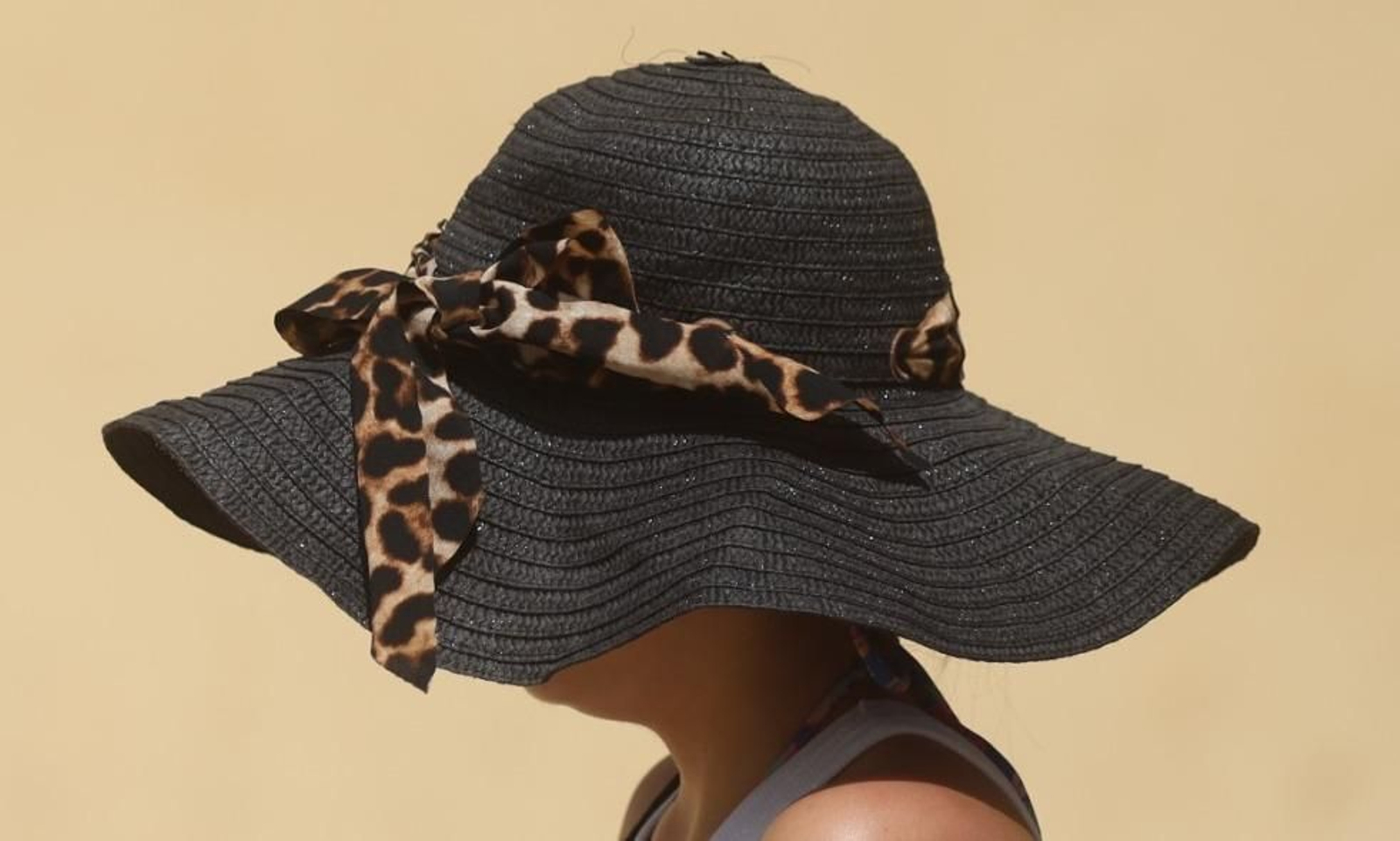 Una mujer con sombrero para protegerse del sol en Málaga. Una mujer con sombrero para protegerse del sol en Málaga.