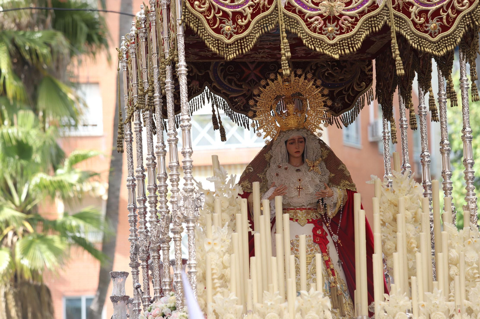 Imágenes del recorrido de la Hermandad del Cristo Cautivo de Huelva