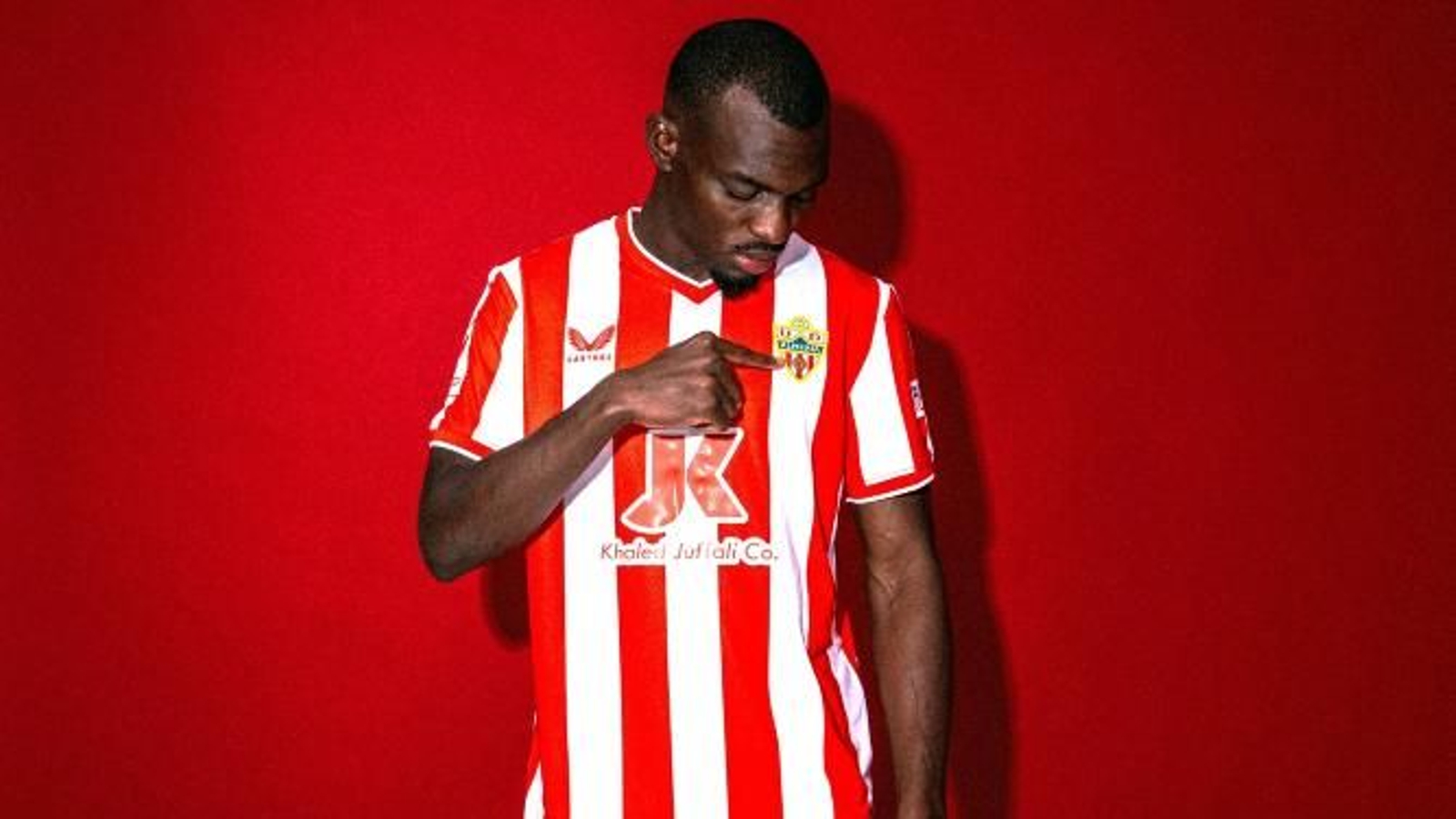 El futbolista mozambiqueño se convierte en el nuevo dueño de la banda izquierda.