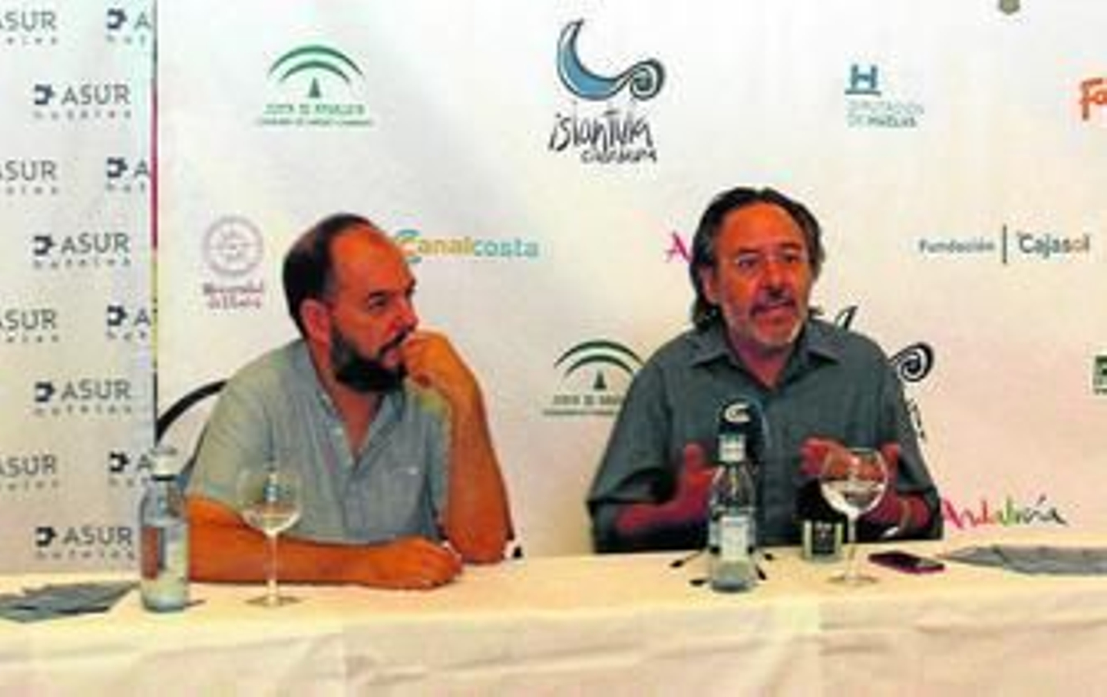 Esteban Magaz, director del festival, junto al actor Santiago Ramos.