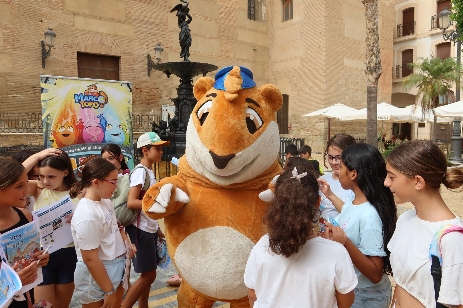 Niños con Marco Topo en la Plaza Mayor.