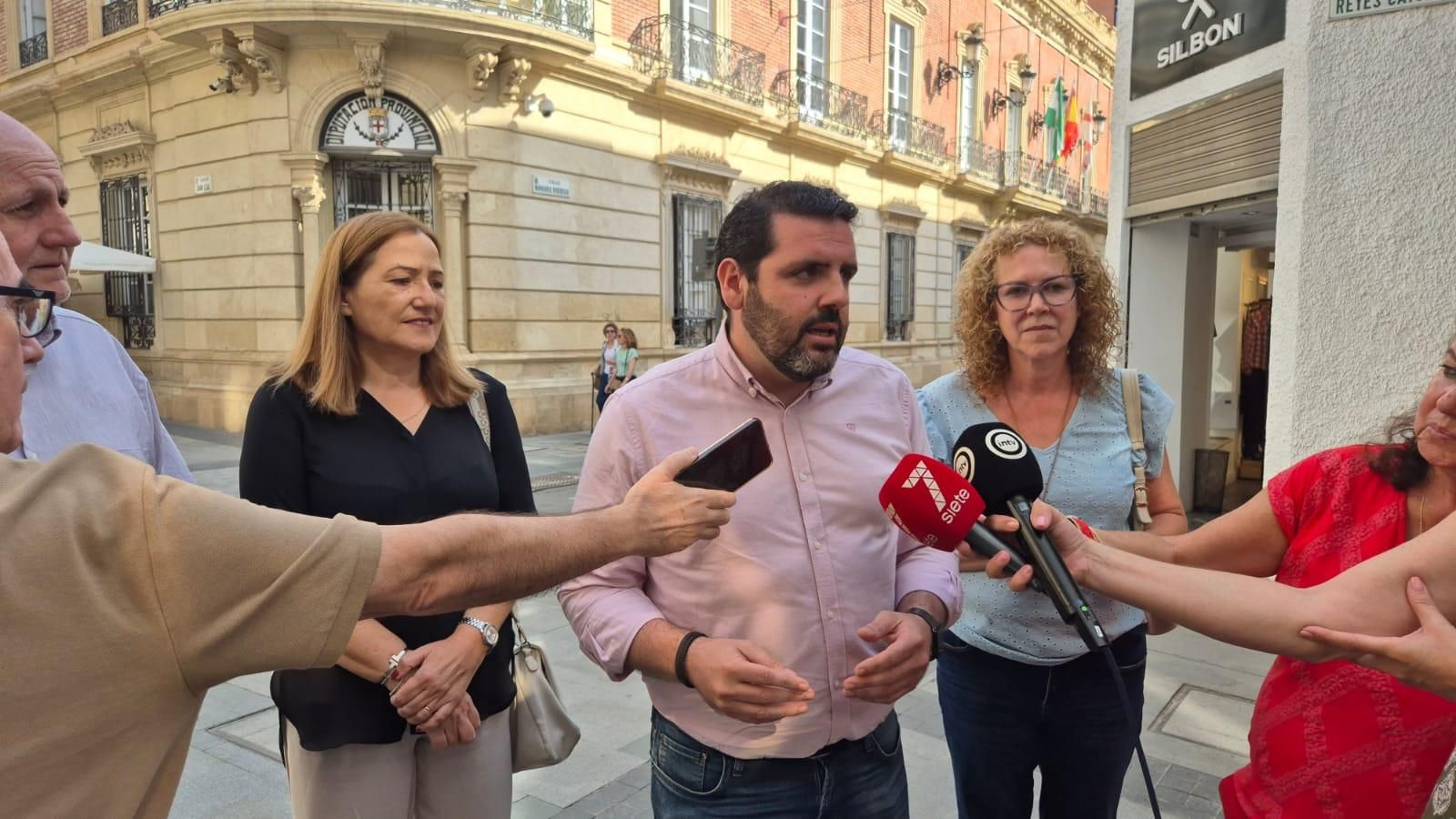 El portavoz socialista e la Diputación Provincial, Juan Manuel Ruiz atiende a los medios.