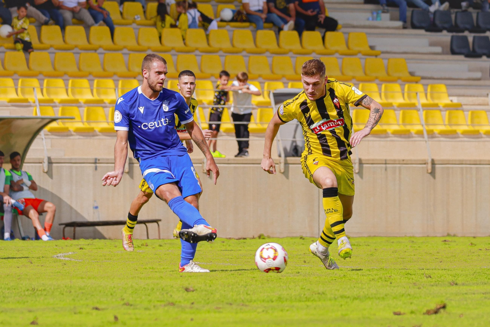 Un lance del encuentro que disputó el San Roque de Lepe ante el Ceuta B.