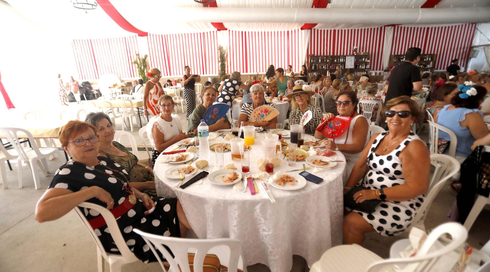 Las mujeres de San Roque disfrutan de su comida en la Feria Real
