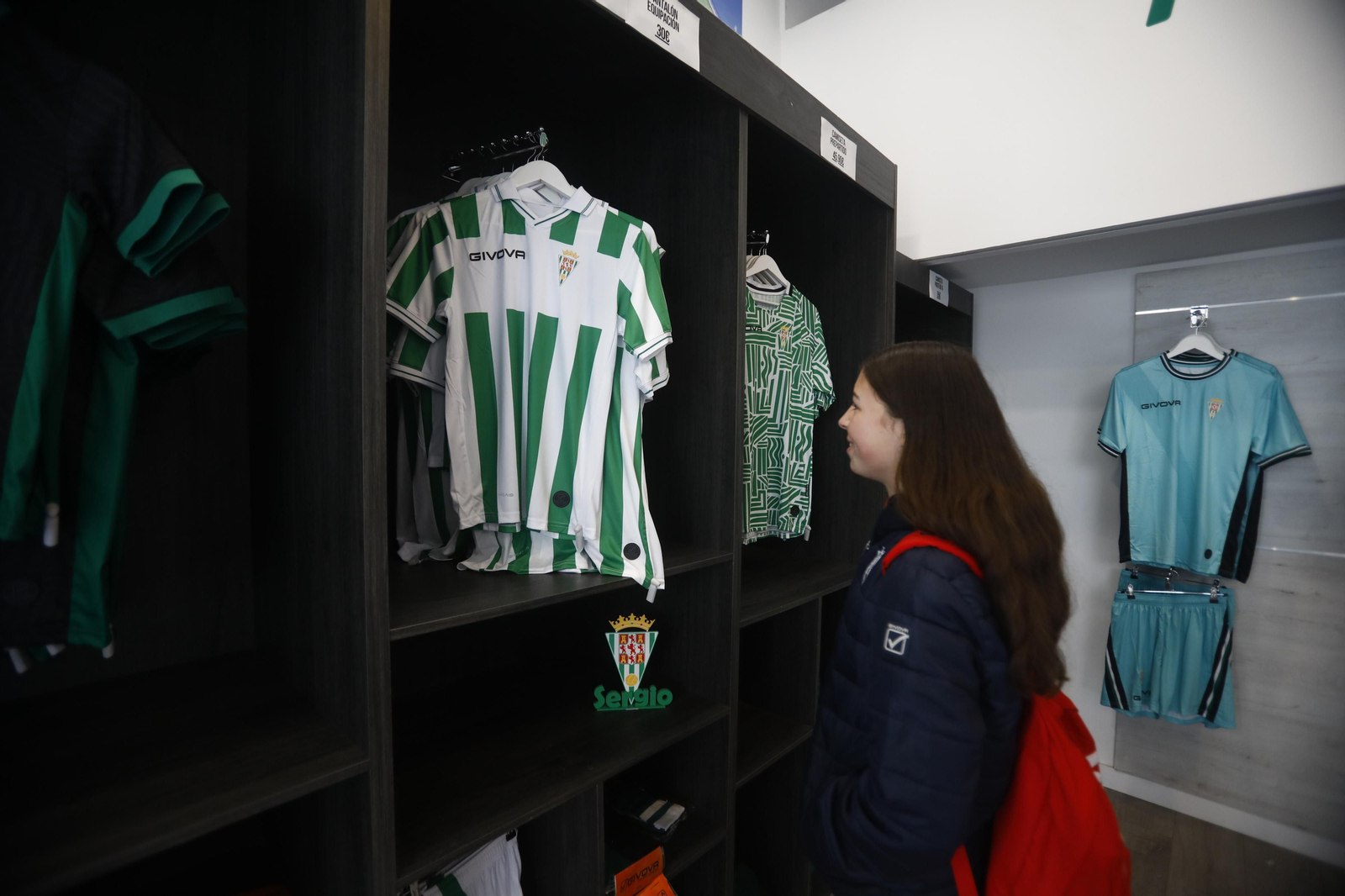 La venta de las equipaciones del Córdoba CF de esta temporada, en imágenes