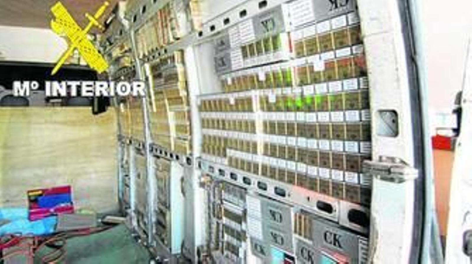 Una de las furgonetas interceptadas en el muelle, con el tabaco de contrabando repartido en las paredes.