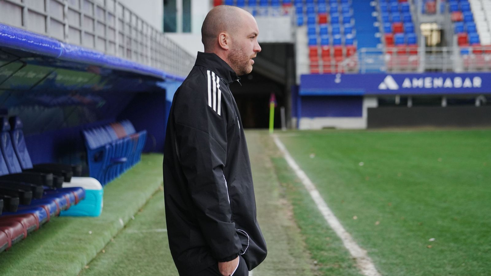 Andrés Martín observando el partido en Ipurua desde el área técnica