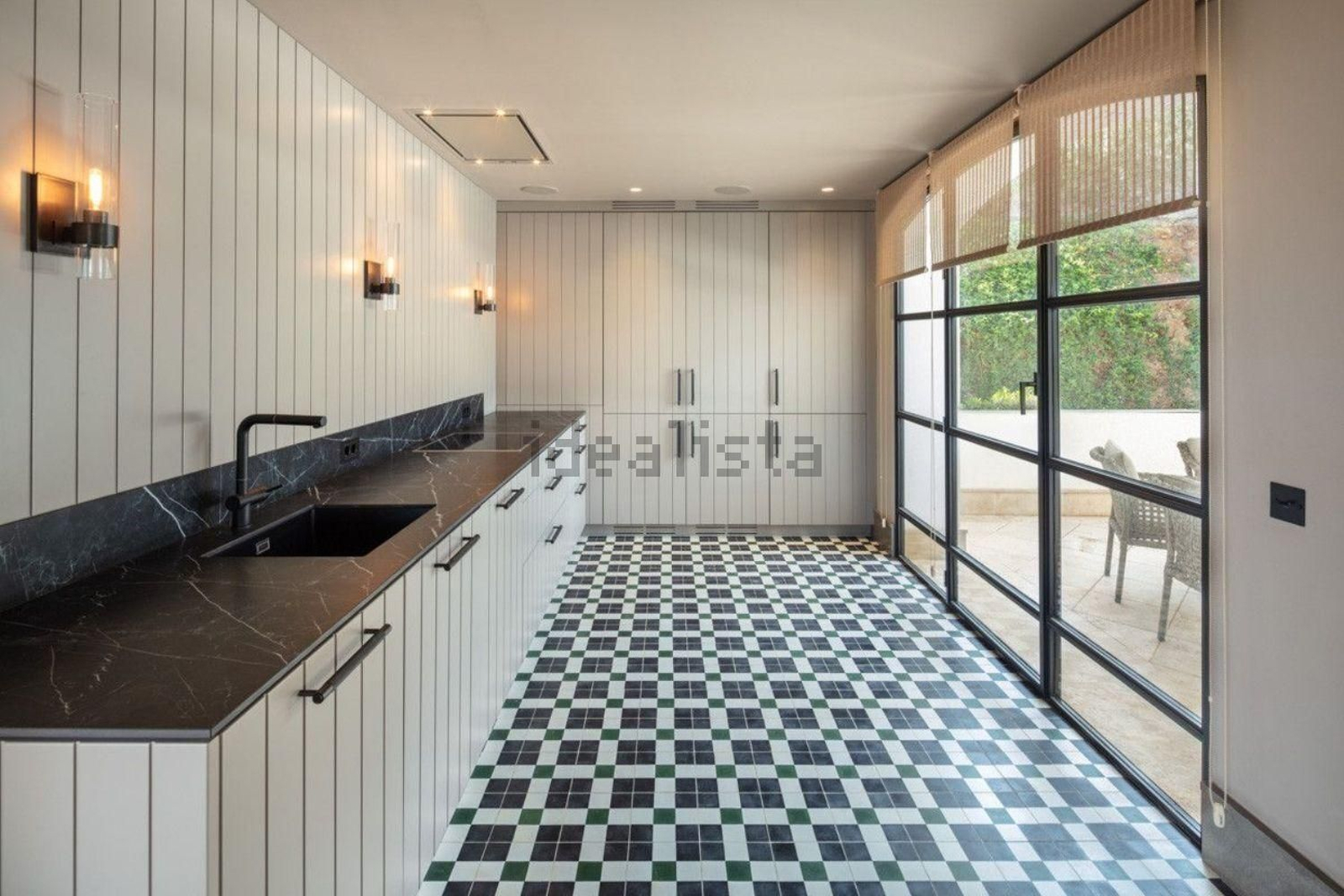 Parte de la cocina Así es por dentro la vivienda de lujo más a la venta en Málaga: 35 millones