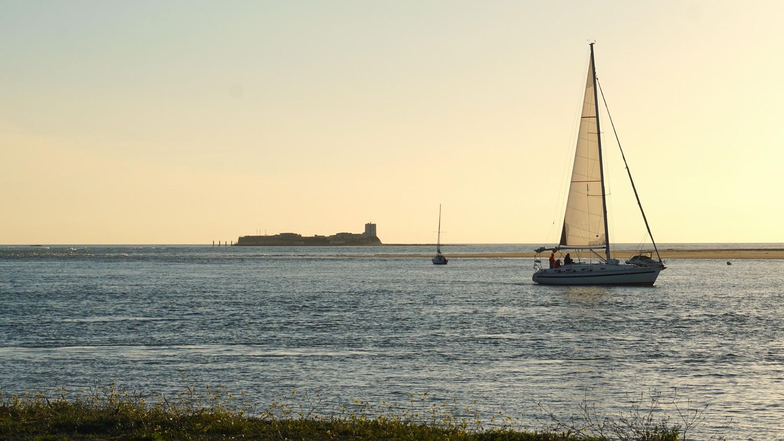 Atardecer en Sancti Petri con su castillo de fondo