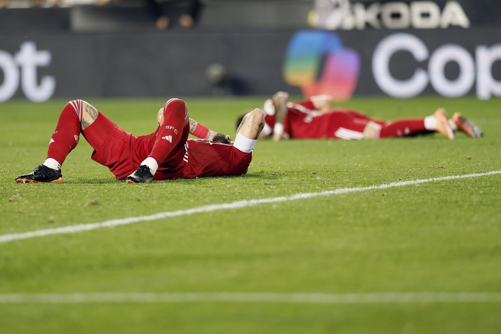 Gudelj se lamenta sobre el césped tras el empate final en el tiempo de prolongación.