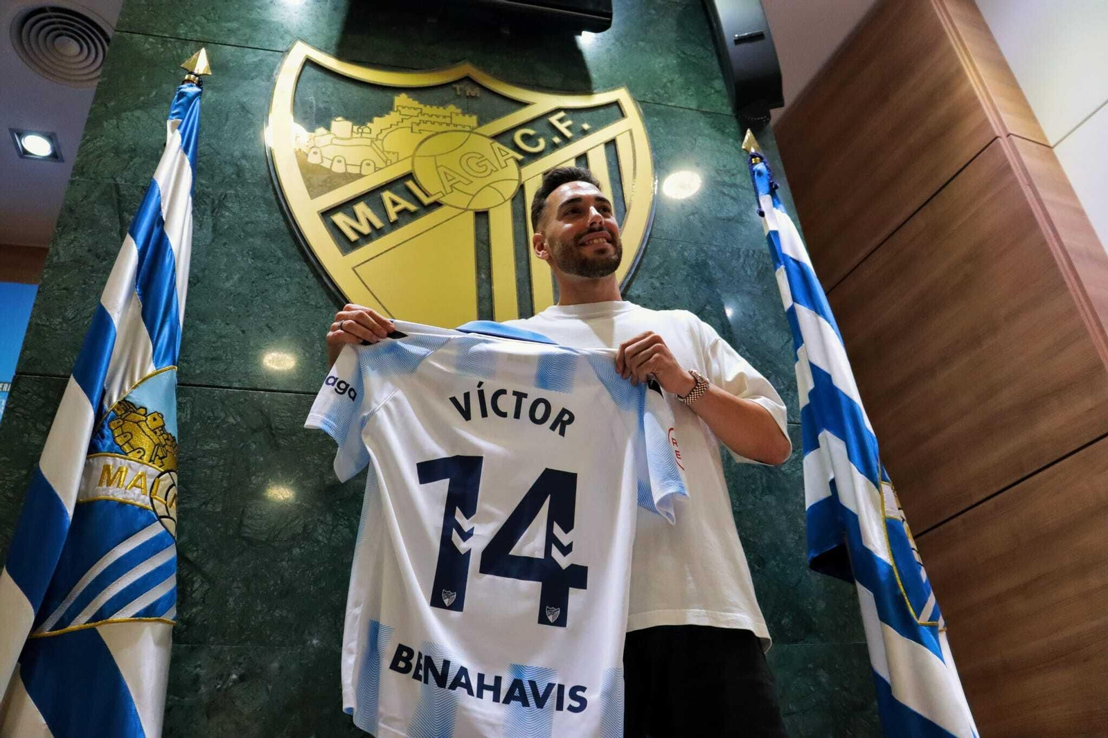 Víctor García posa en su presentación.