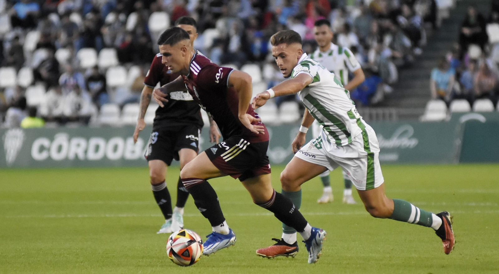 Isma Ruiz, centrocampista del Córdoba CF, persigue a un jugador del Recre en el duelo de la primera vuelta.
