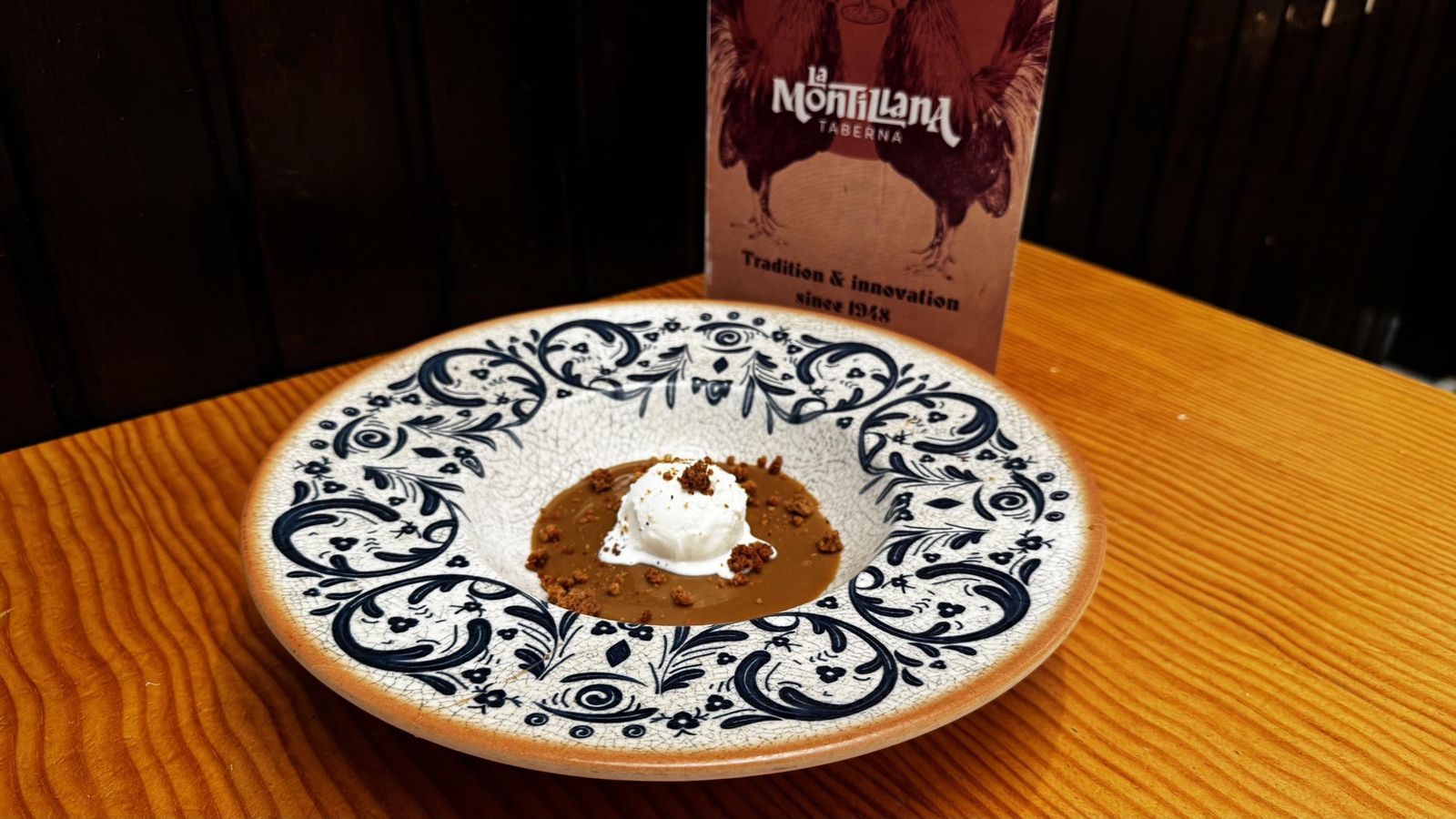 Gachas de mosto con helado de queso azul Calaveruela y crumble de canela y clavo