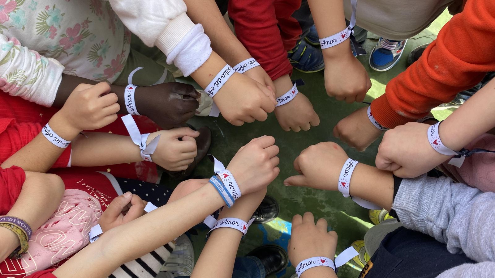 Los alumnos de Las Salinas lucen las pulseras de El Patio del Amor.